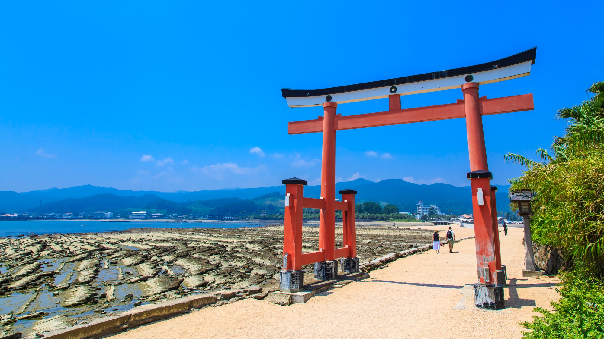 【当館から車で25分】弥生橋を渡った先の島にある神社。縁結びのご利益がある「青島神社」