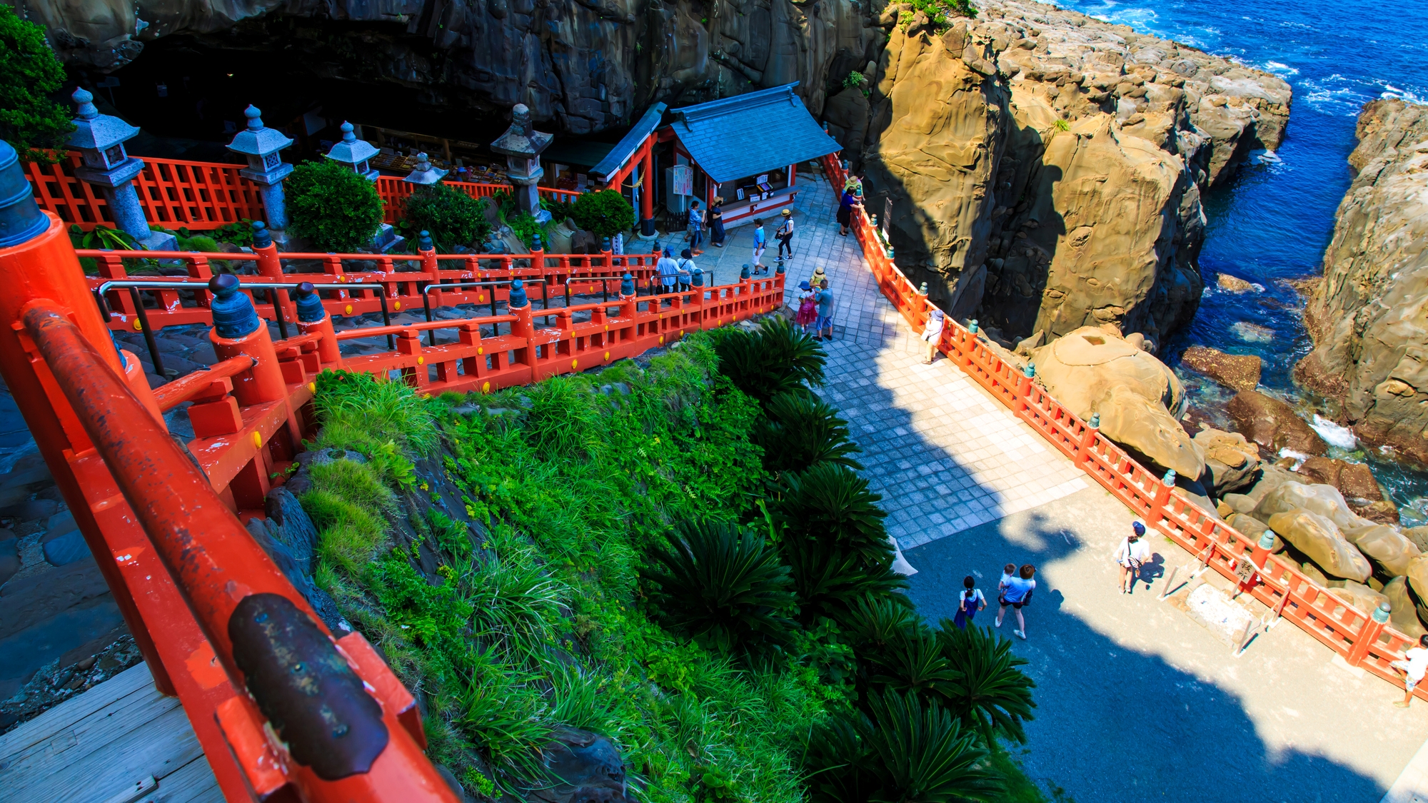 【当館から車で50分】断崖絶壁にある、神秘的な雰囲気の神社。運玉を投げる亀石も有名「鵜戸神宮」