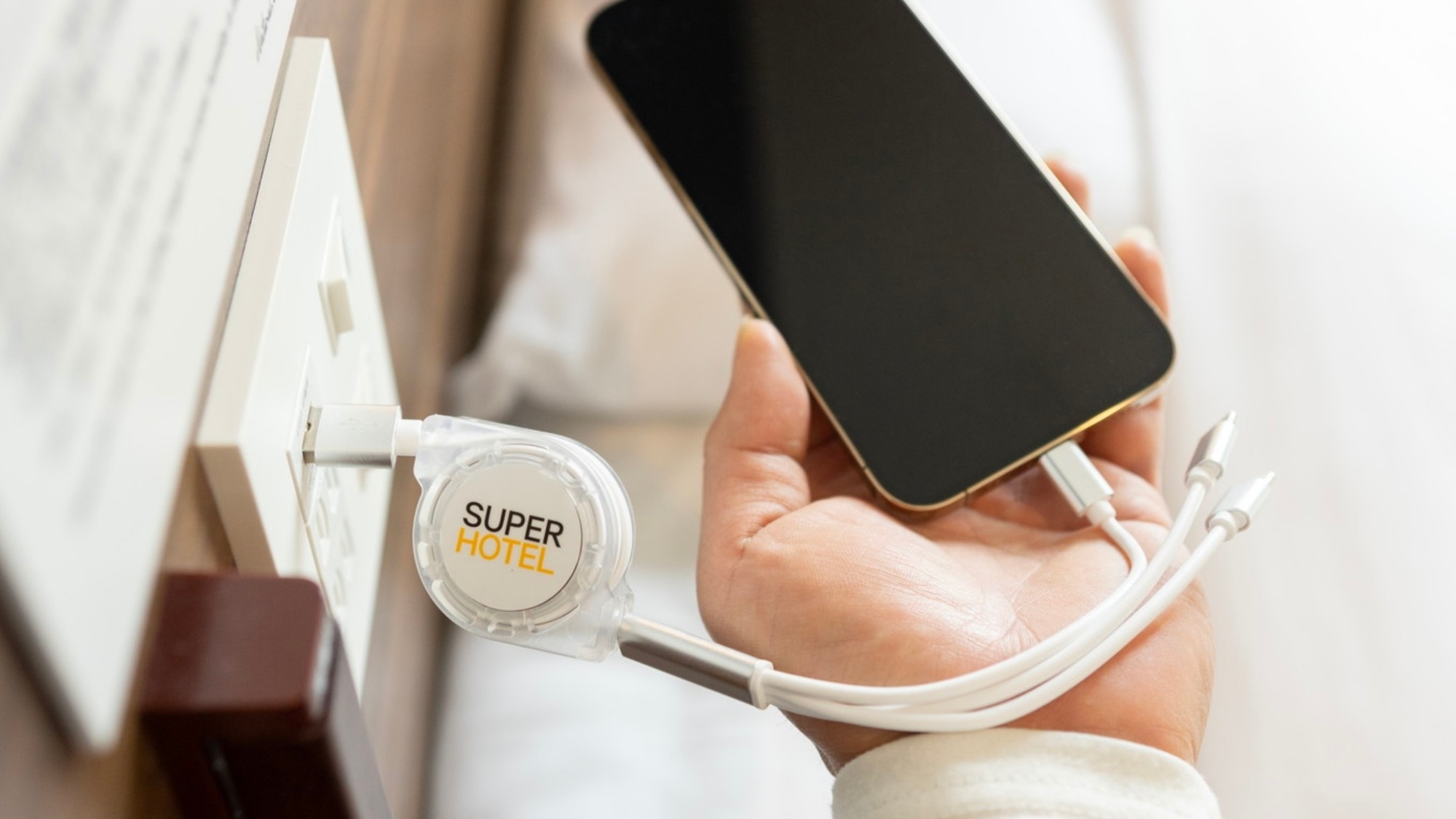 ベッドに横になって楽々充電♪