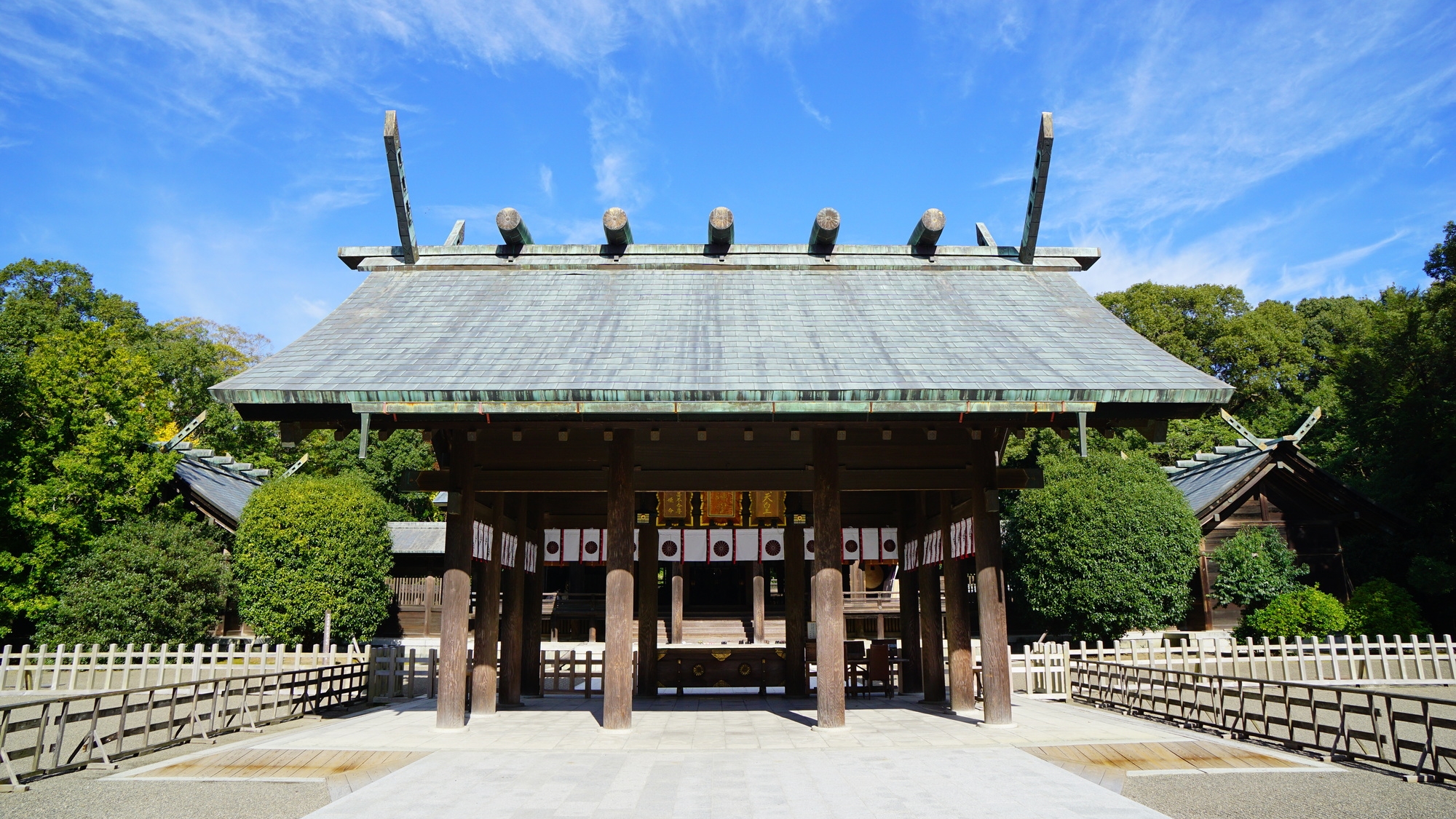 【当館から車で10分】神武天皇を祀る歴史ある神社で、荘厳な雰囲気が漂う「宮崎神宮」