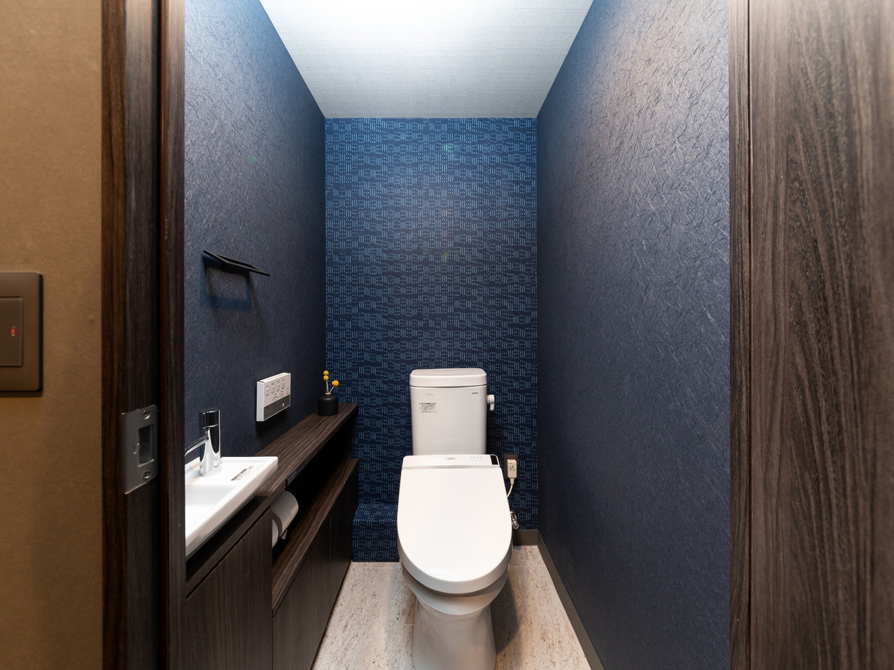 このオシャレなトイレも、もちろん、ウォシュレット付きです。