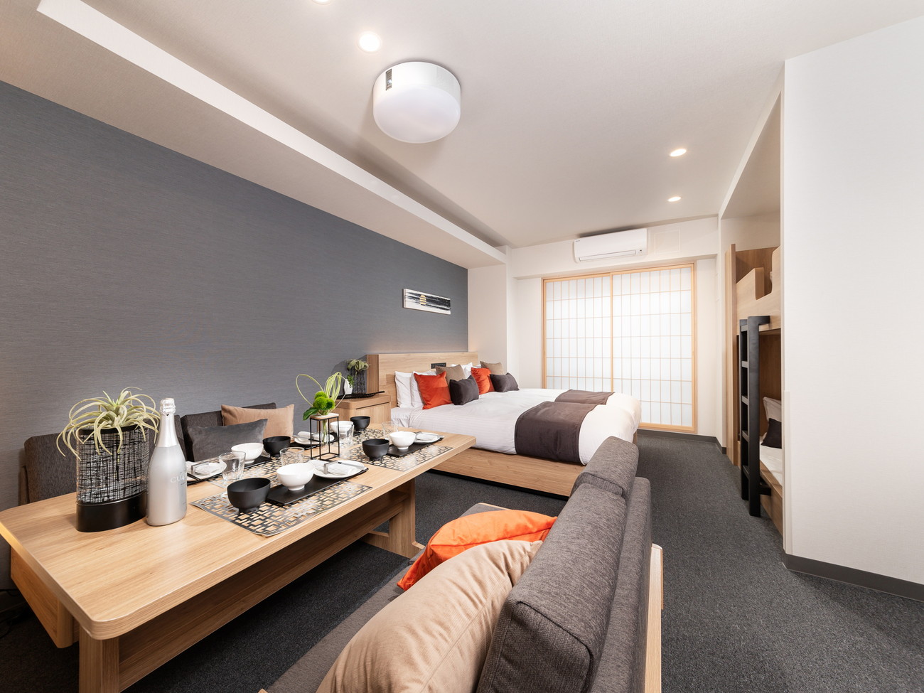 ゆったりくつろげるダイニングスペースとなっております。