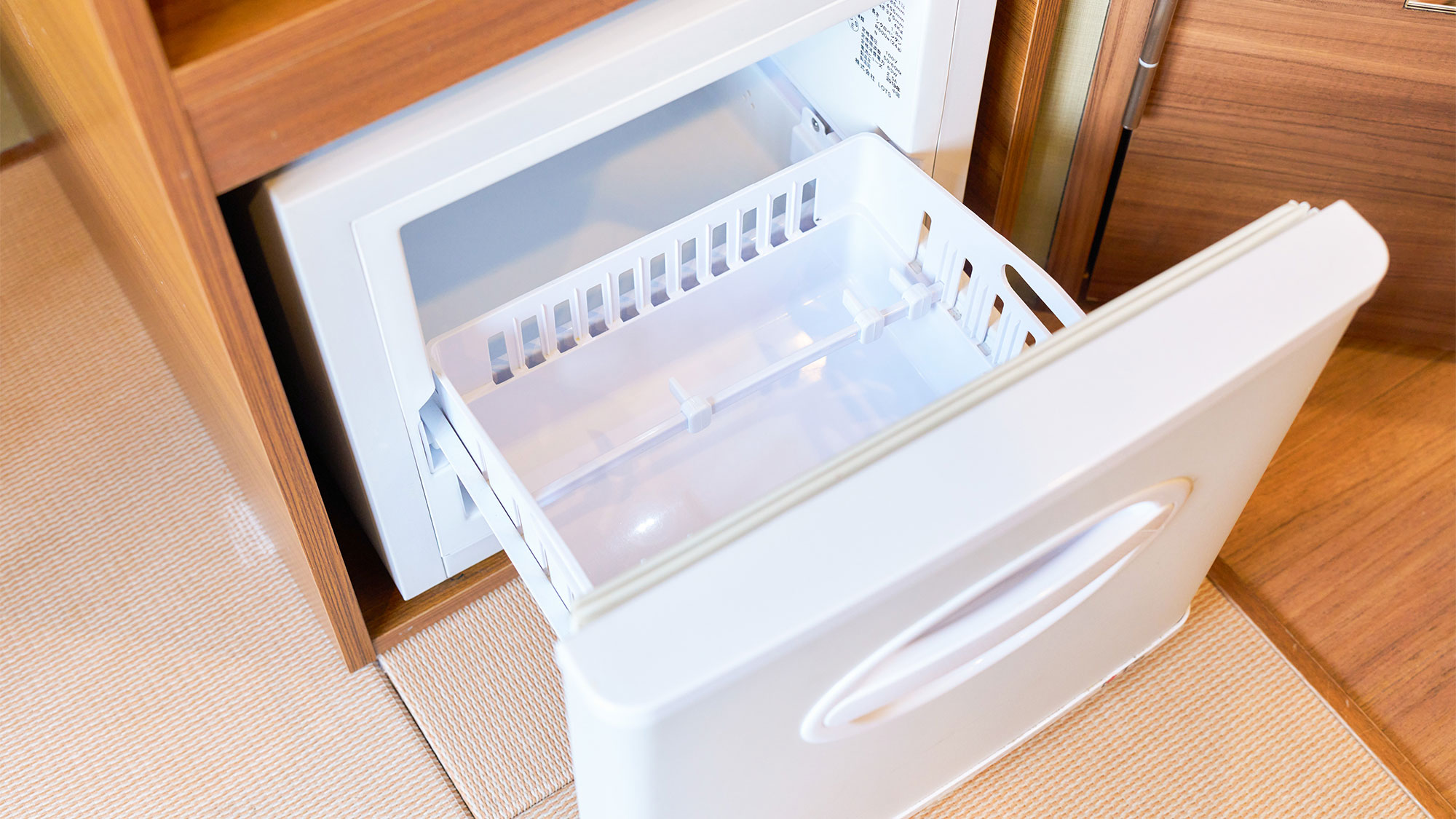 ・【部屋設備/冷蔵庫】ご持参のドリンクなどの保冷にお使いください