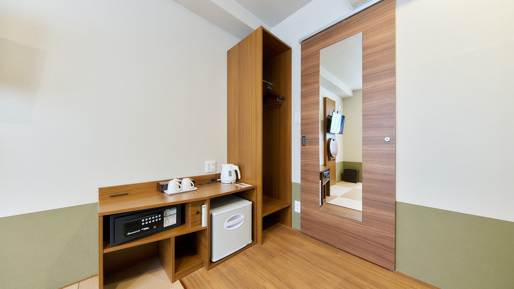 ・【ツインルーム】大きな鏡がついたドアがあります。お出かけの身支度にとても便利です