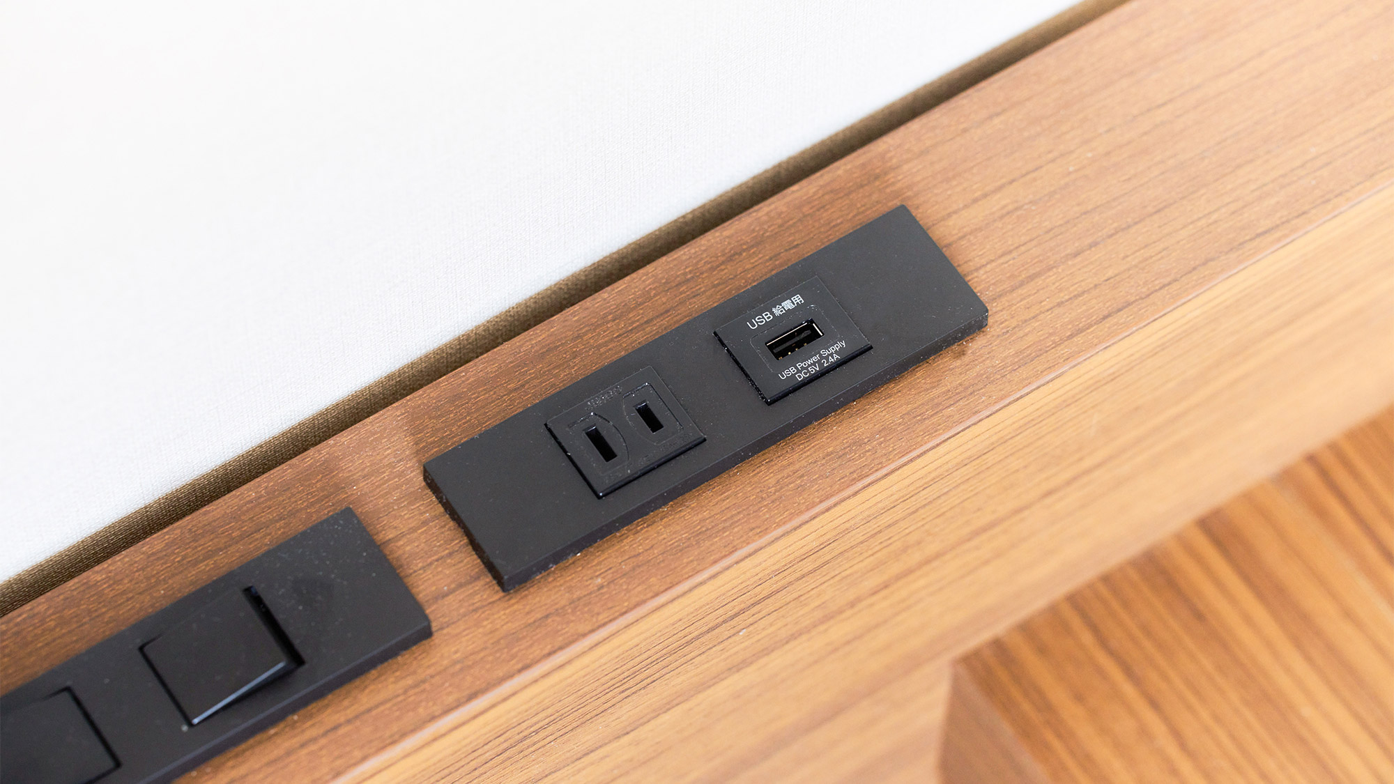 ・【部屋設備/枕元コンセント】USB端子もございます。スマートフォンの充電等にお使いください