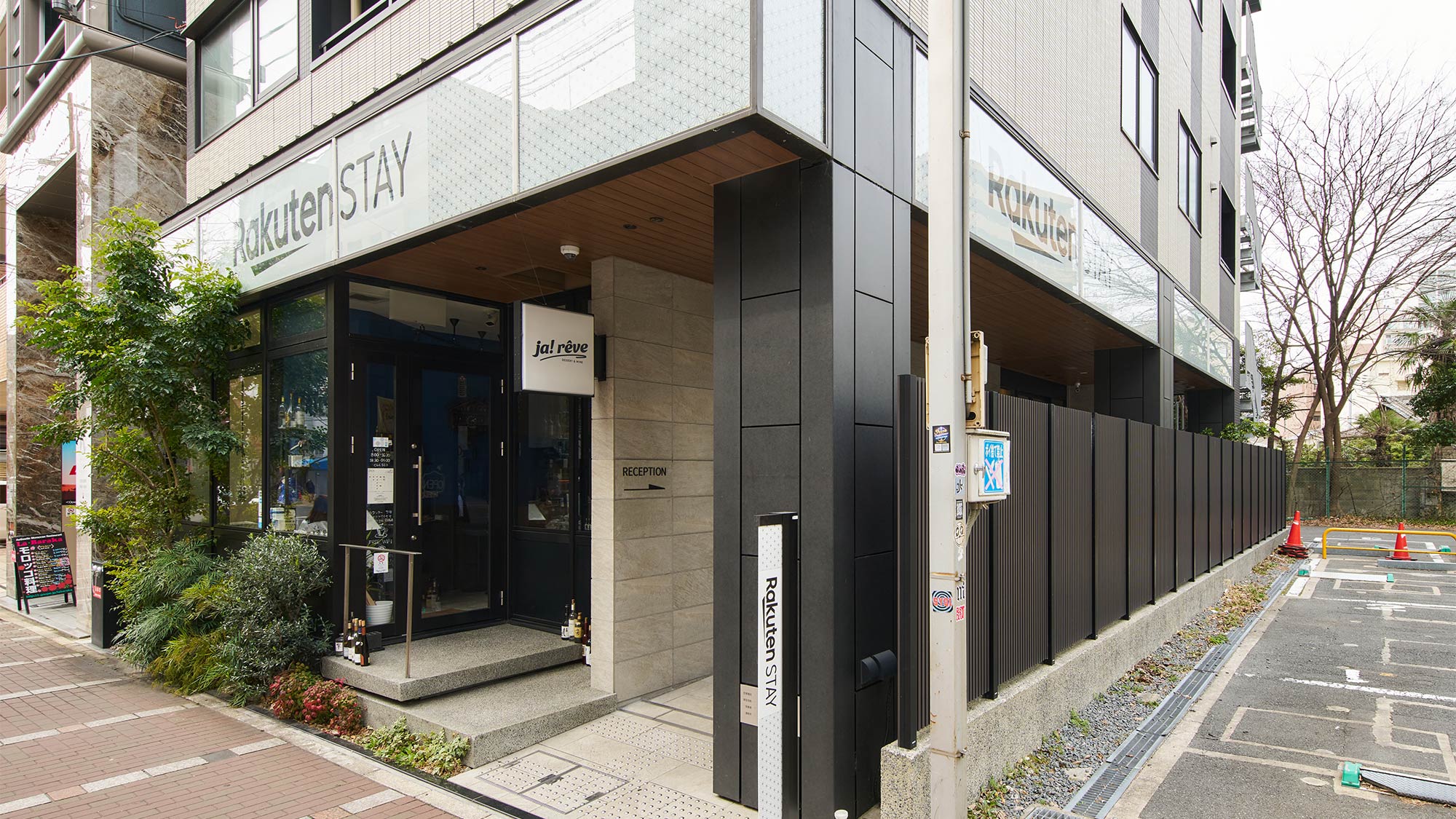 ・【外観】正面向かって、右側のRECEPTIONと書かれた通路を進むとフロントがございます