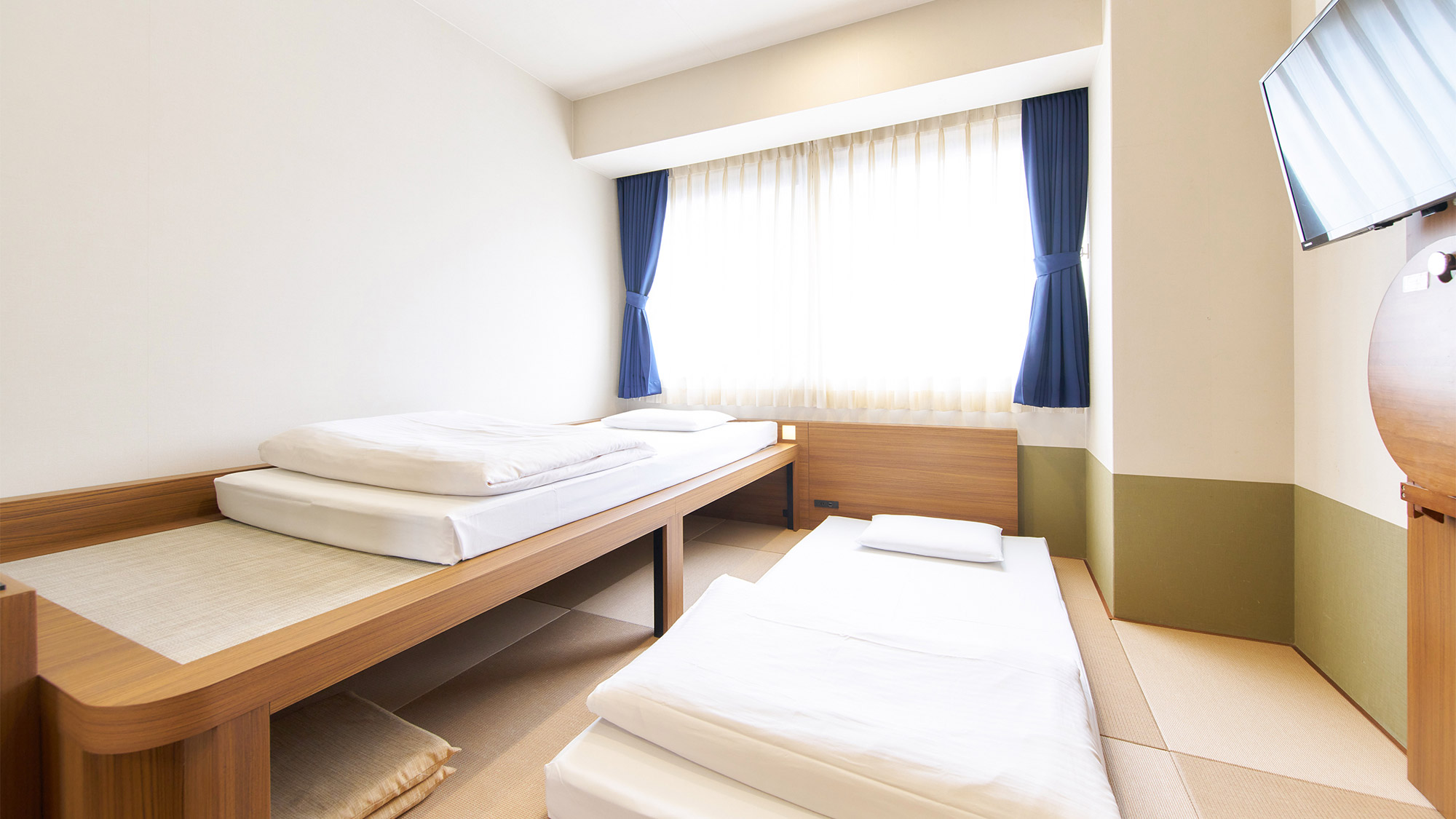 ・【ツインルーム】自然光の差し込む明るいお部屋です。開放感のある空間となっております