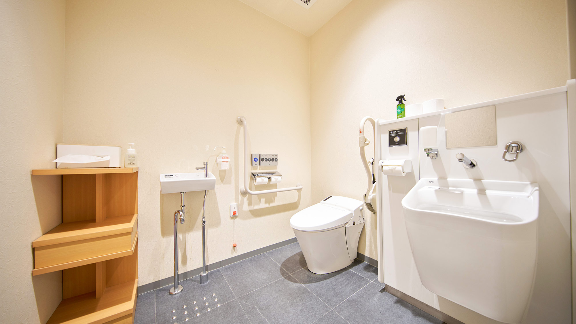 ・【共用トイレ】車いすやオストメイトの方も安心してご利用いただけます