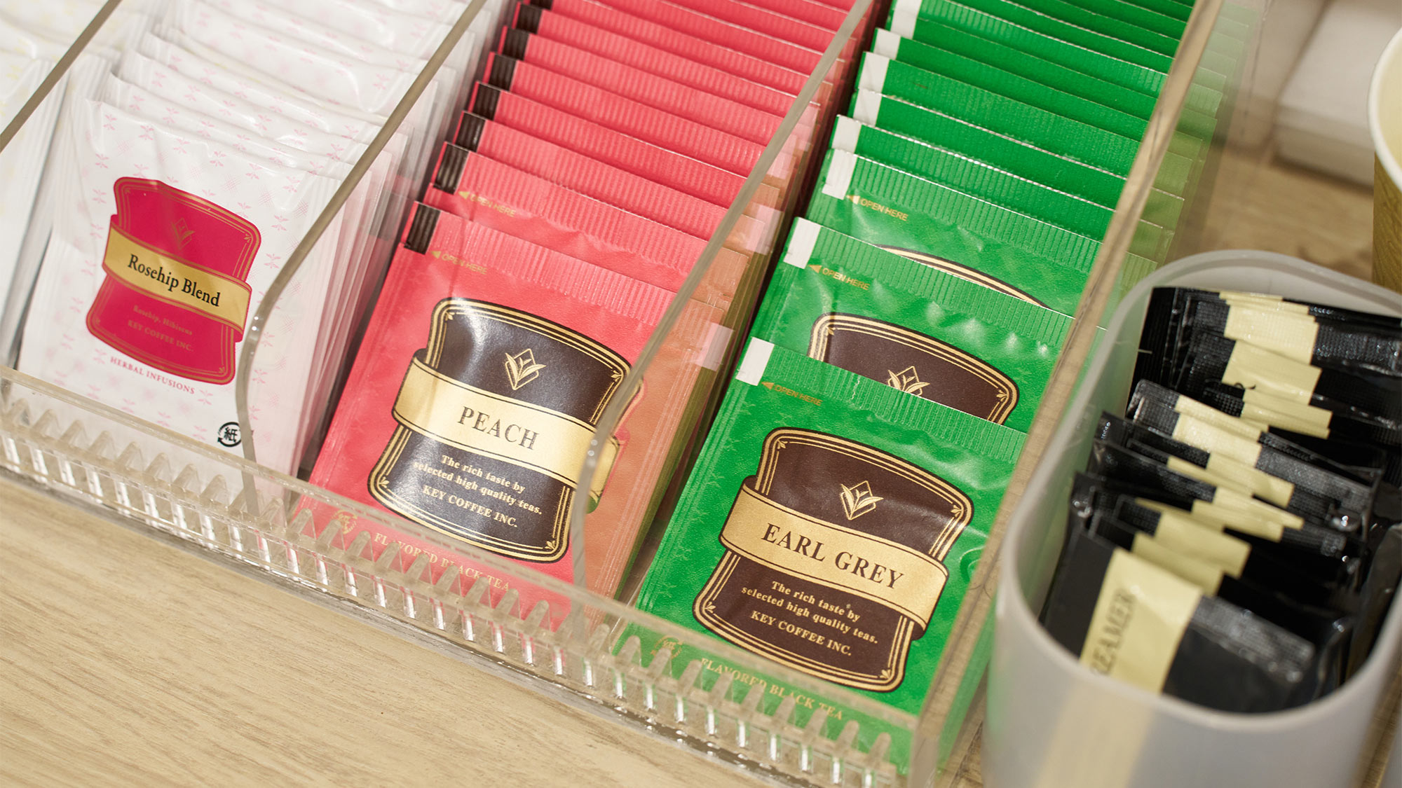 ・【館内設備/アメニティバー】お茶を各種取り揃えております。お好きなものをお選びください