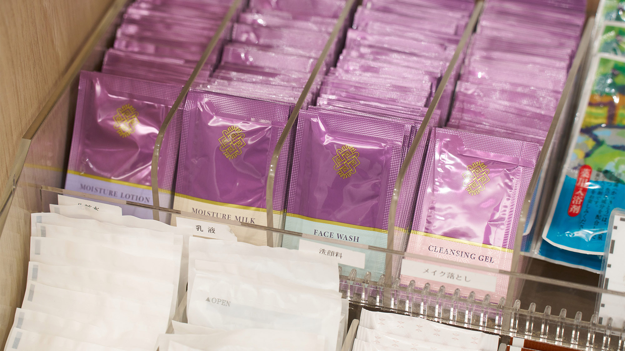 ・【館内設備/アメニティバー】化粧水からメイク落としまで取り揃えております