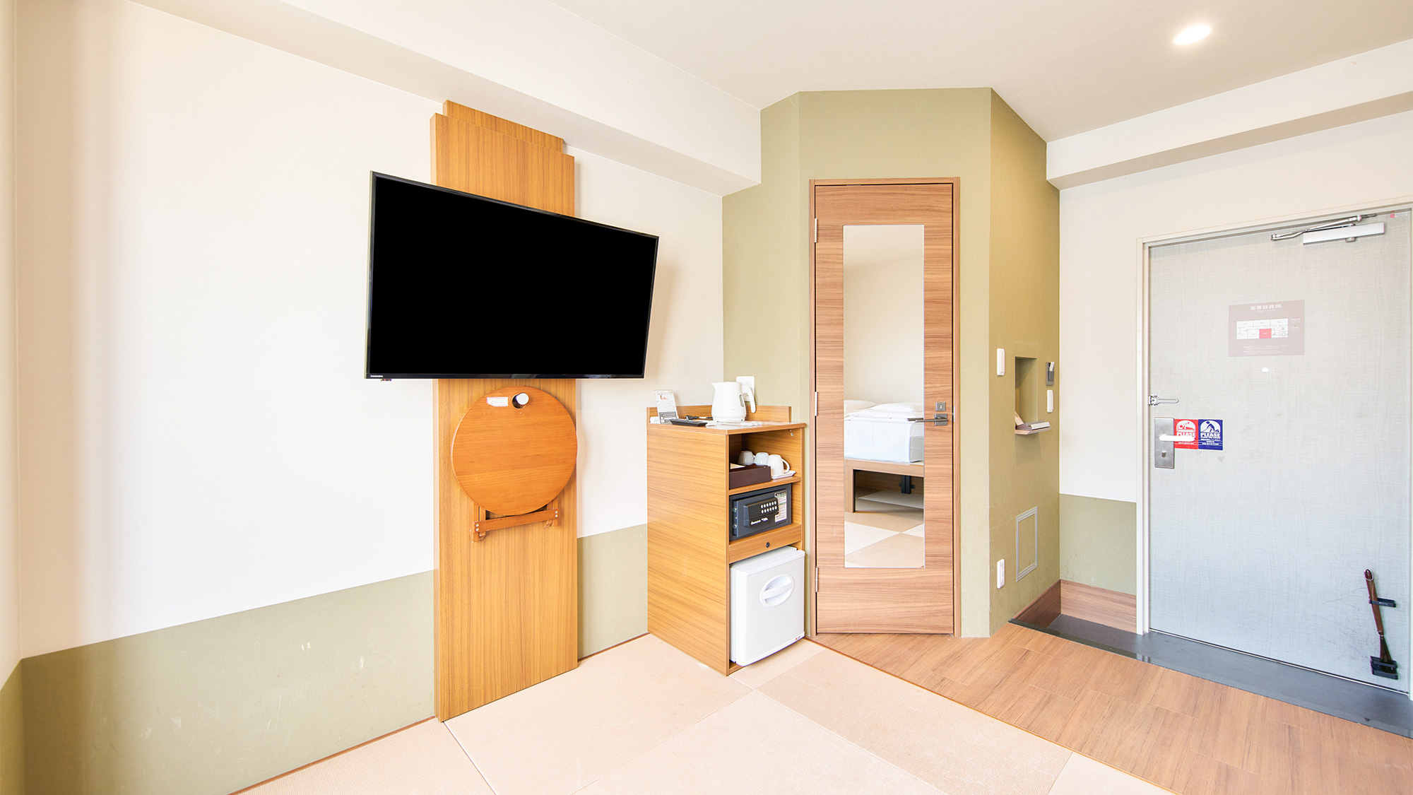 ・【トリプルルーム】大きな鏡付きドア。お出かけの身支度にとても便利です