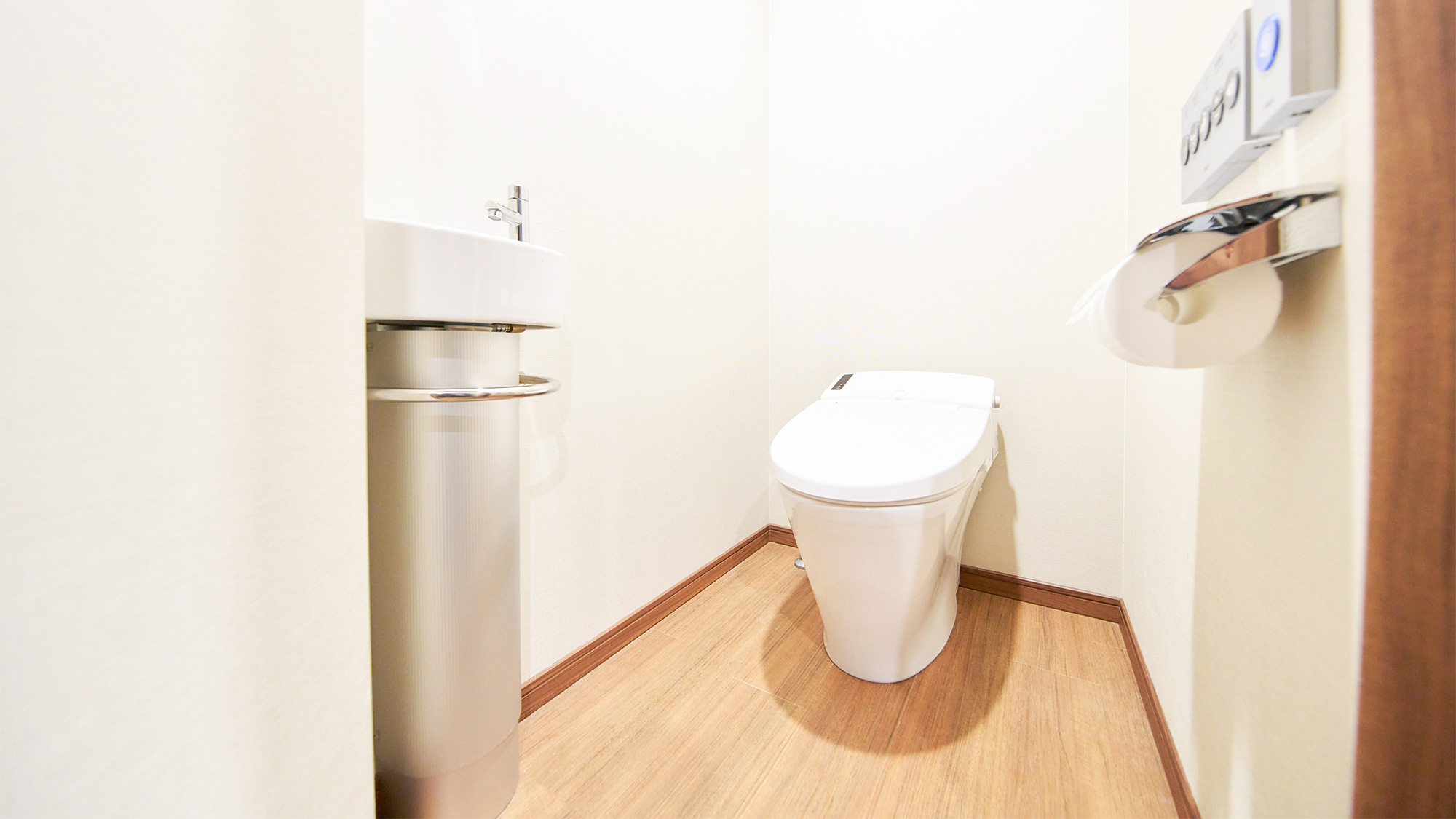 ・【トリプルルーム/トイレ】手洗い場もある広々空間です