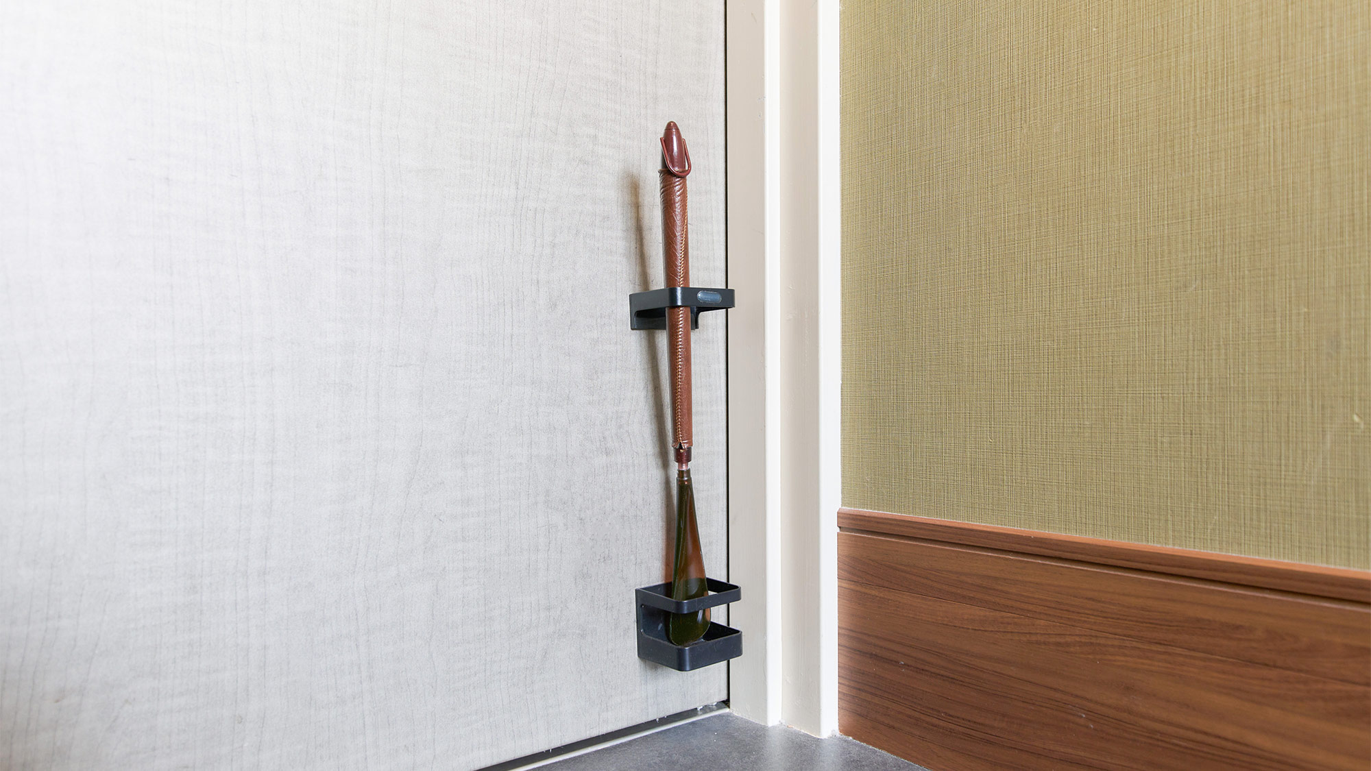 ・【部屋設備/靴べら】お部屋の入口にございます。お出かけの際にご利用ください