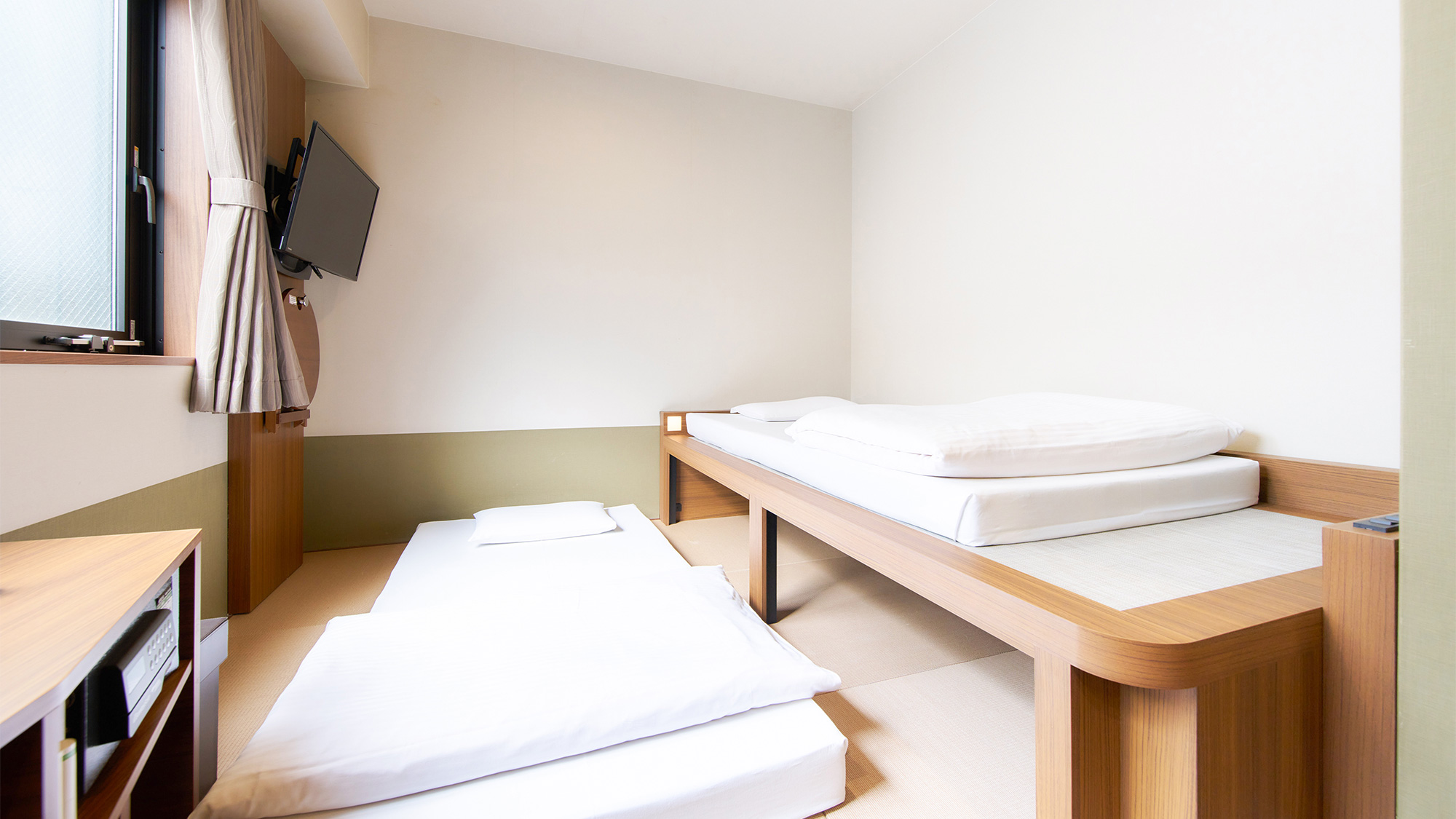 ・【ツインルーム】白を基調としたシンプルなお部屋です。のんびりお寛ぎください