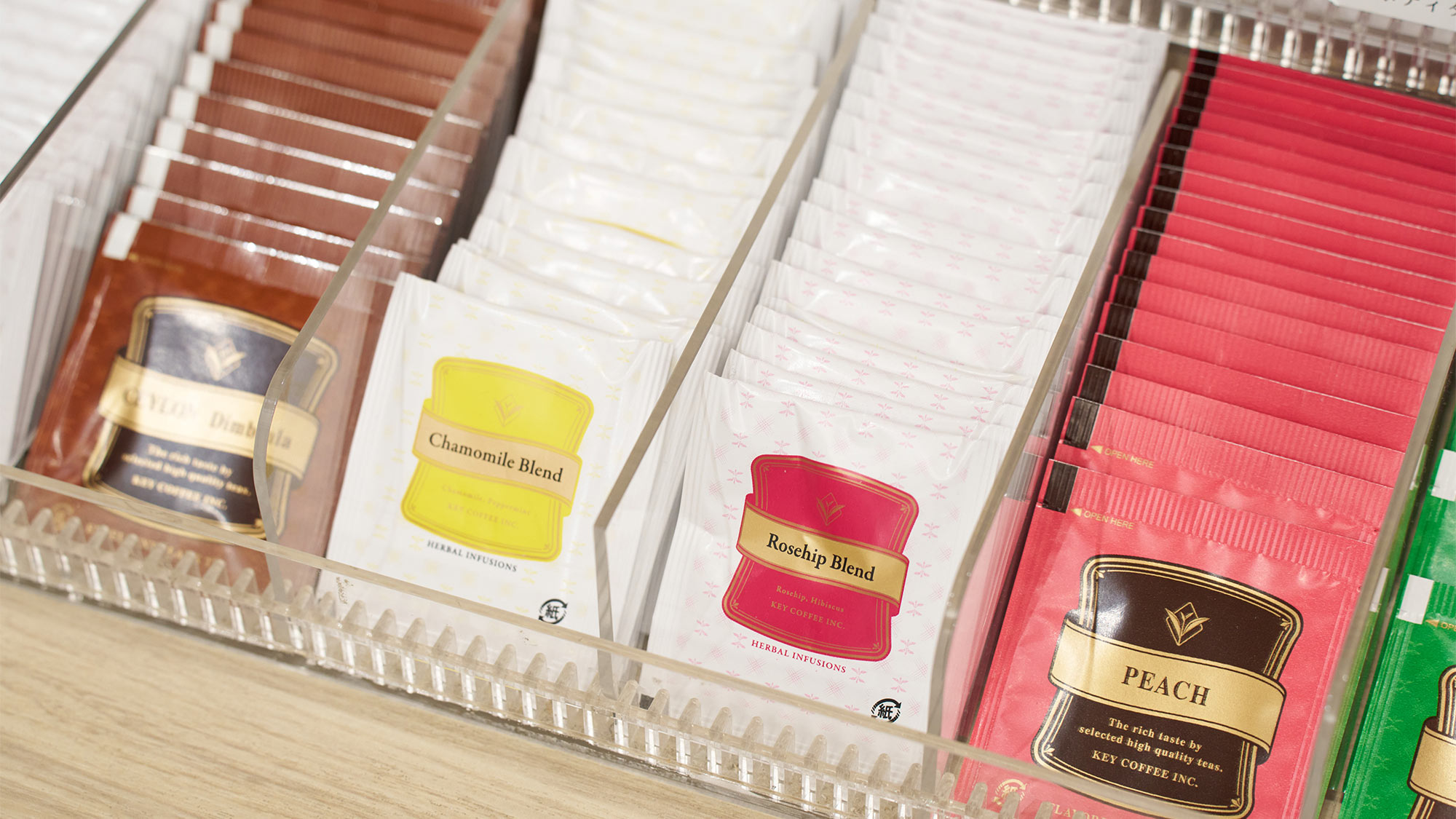 ・【館内設備/アメニティバー】お茶を各種取り揃えております。お好きなものをお選びください