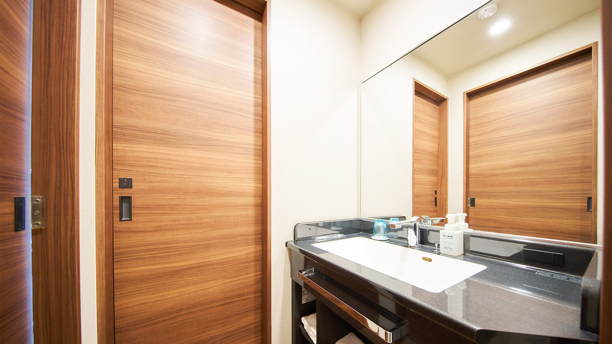 ・【シングル・ツインルーム/洗面】大きな鏡のあるスタイリッシュな洗面台。気持ちよくお使いいただけます