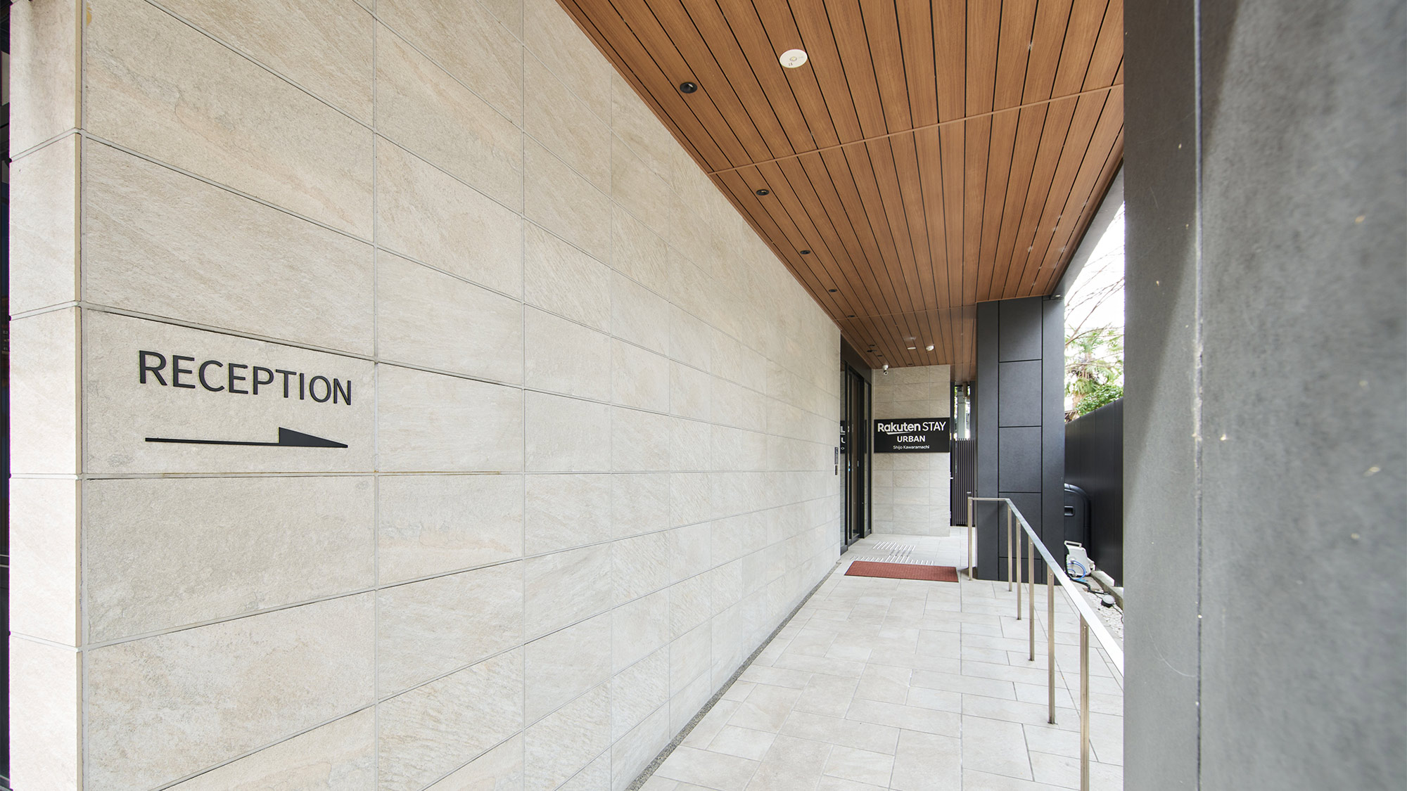 ・【レセプション】フロントに向かう通路です