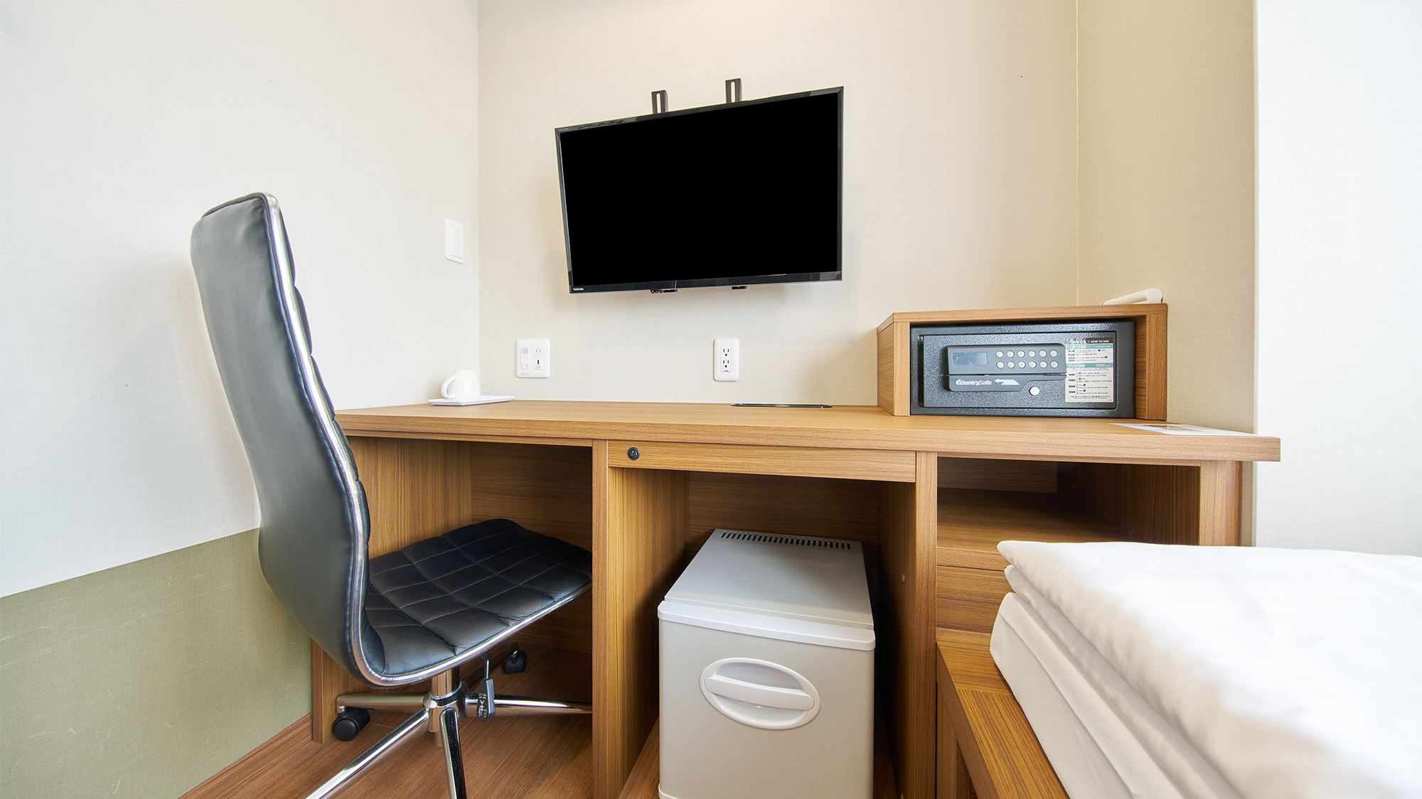 ・【シングルルーム】コンセント充実のデスクとチェアで作業がはかどります