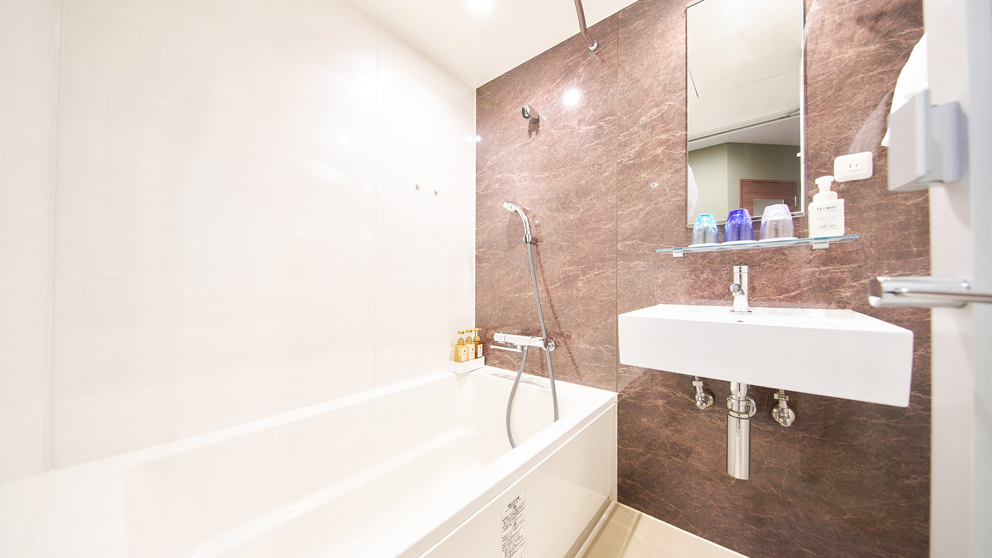 ・【トリプルルーム/バス洗面】広々とした浴槽でゆっくりと旅の疲れを癒してください