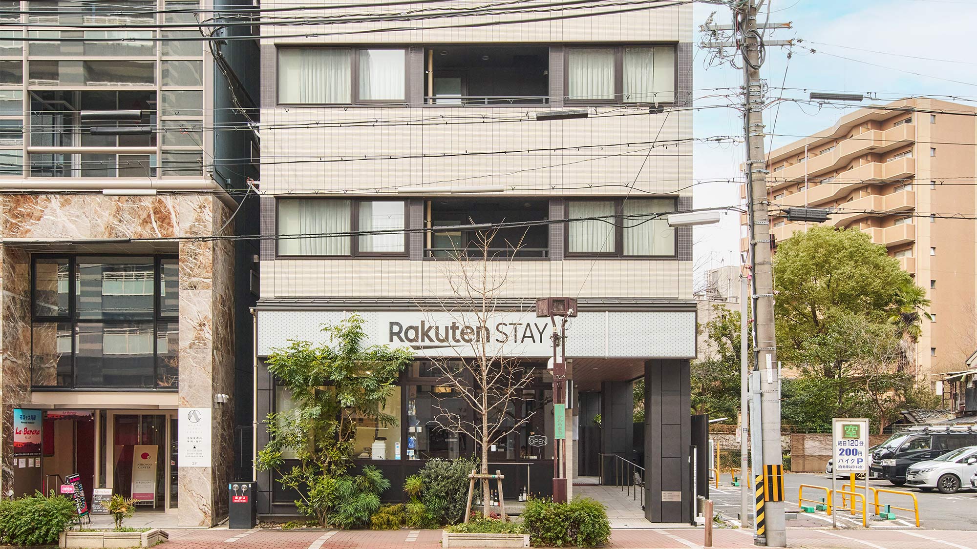 ・【外観】正面向かって、右側にコインパーキングがございます