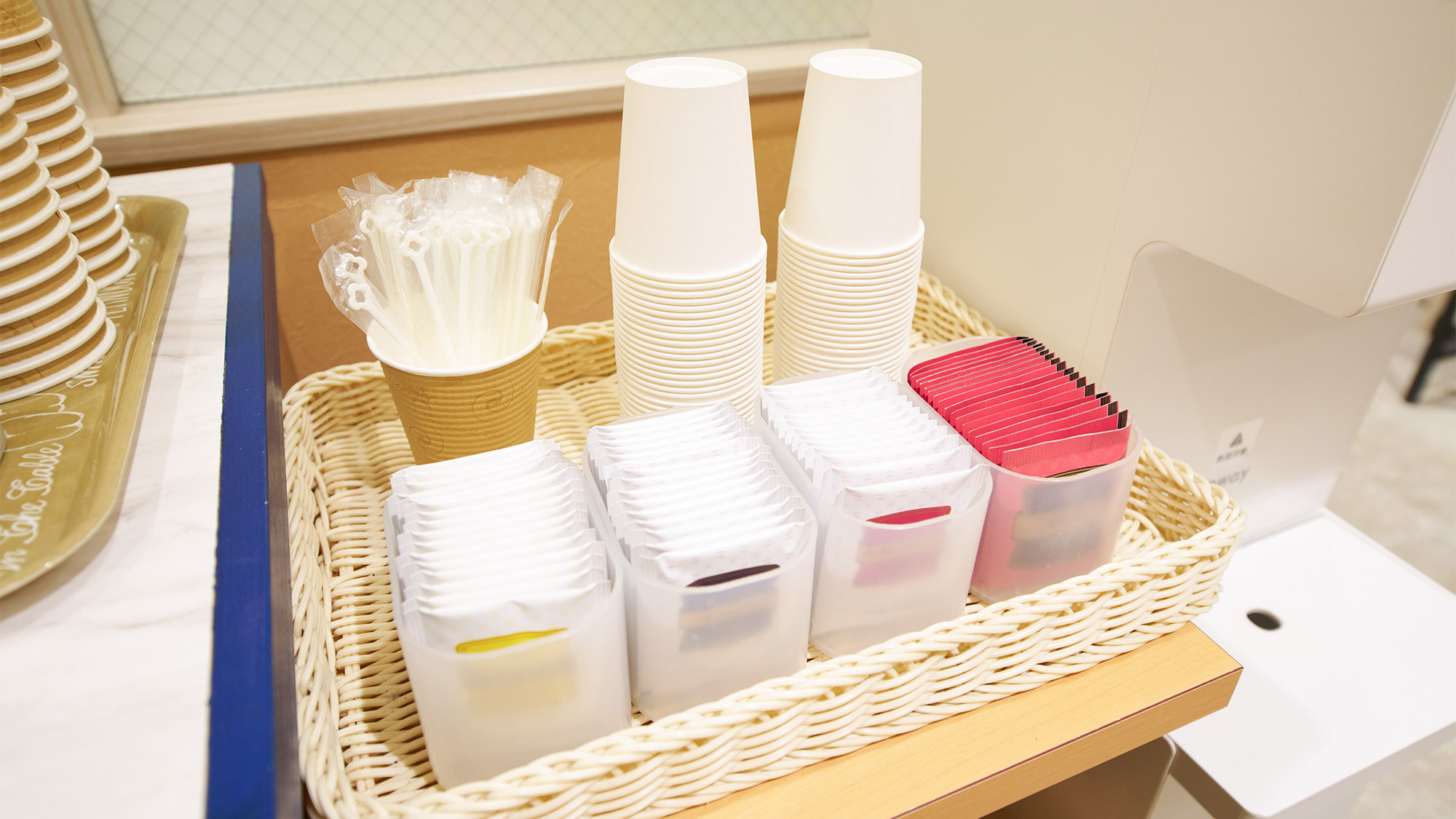 ・【館内設備】お茶のご用意がございます。ウォーターサーバーのお湯をご利用ください