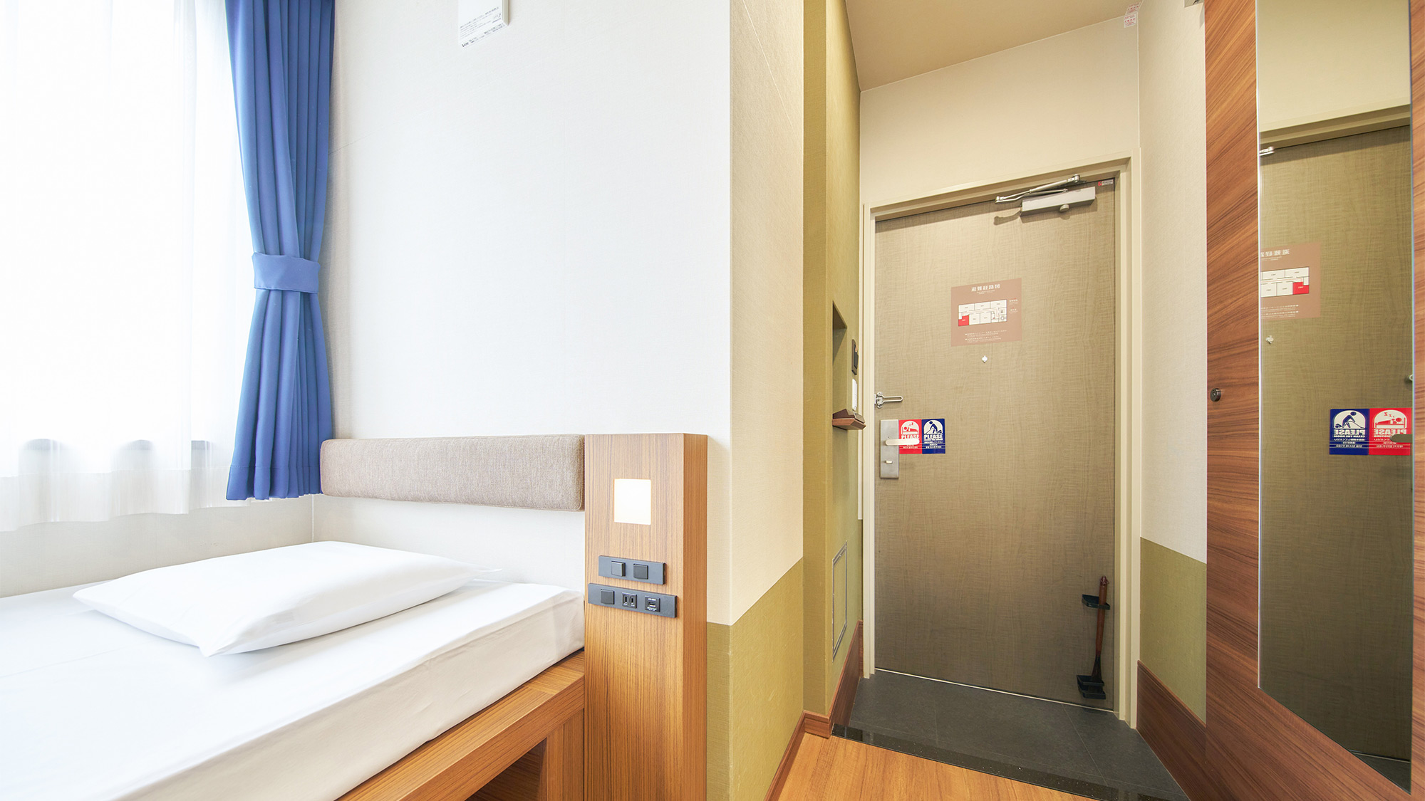 ・【シングルルーム】コンセント付きベッドボードで、就寝中の充電に便利です