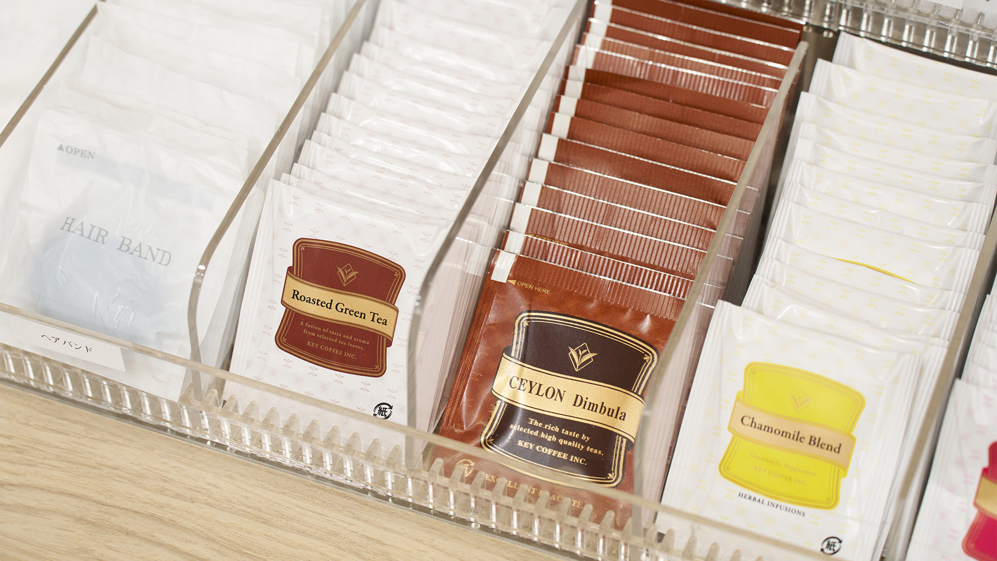 ・【館内設備/アメニティバー】お茶を各種取り揃えております。お好きなものをお選びください