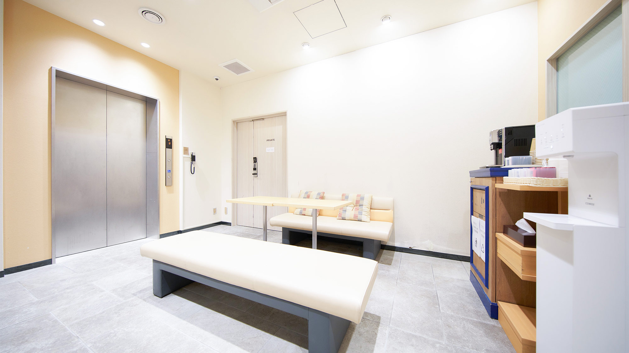 ・【館内設備/共有スペース】ソファとテーブルを完備。のんびり座ってお寛ぎいただけます