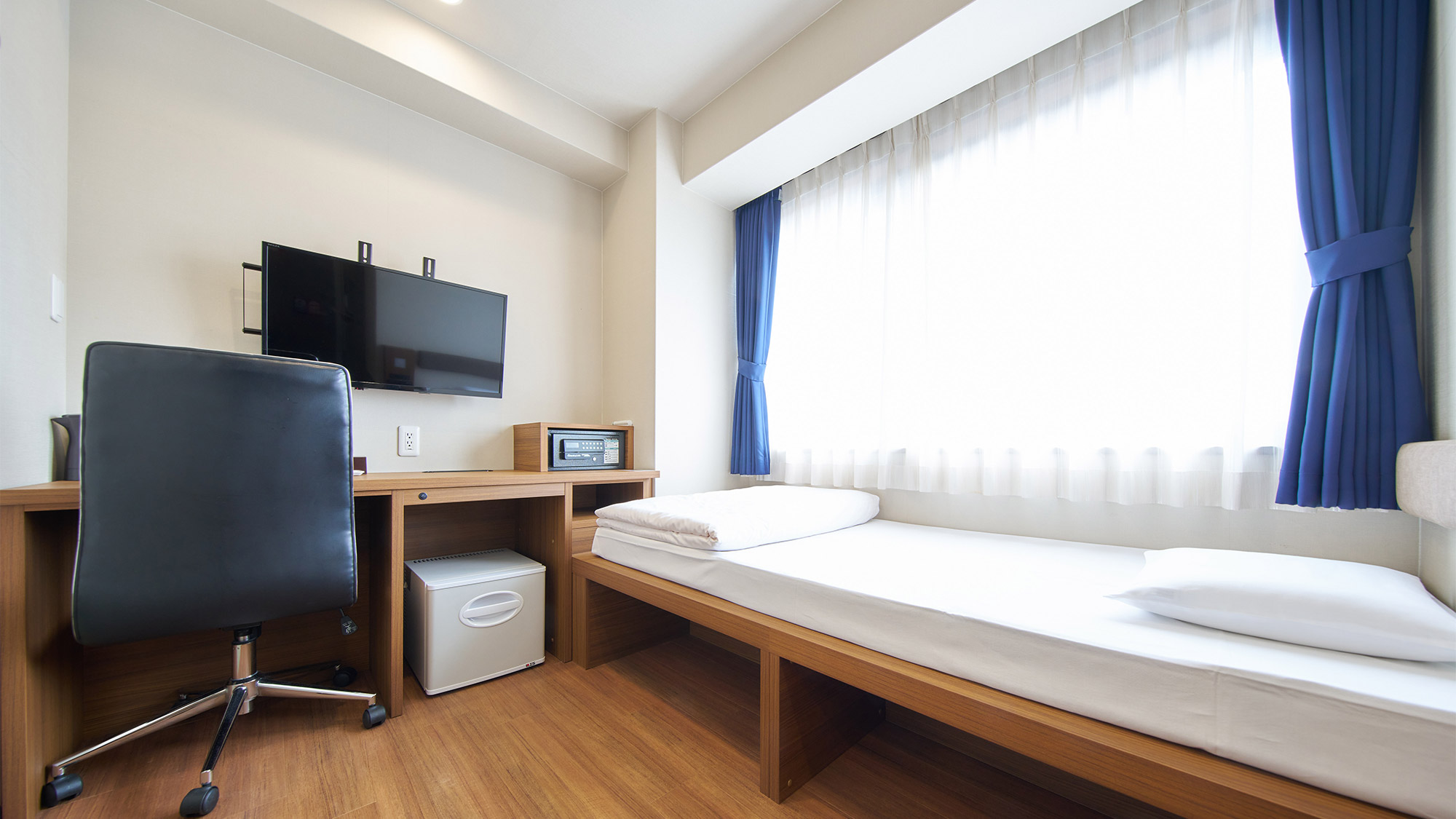 ・【シングルルーム】自然光の差し込む明るいお部屋です。心地よい時間をお過ごしください