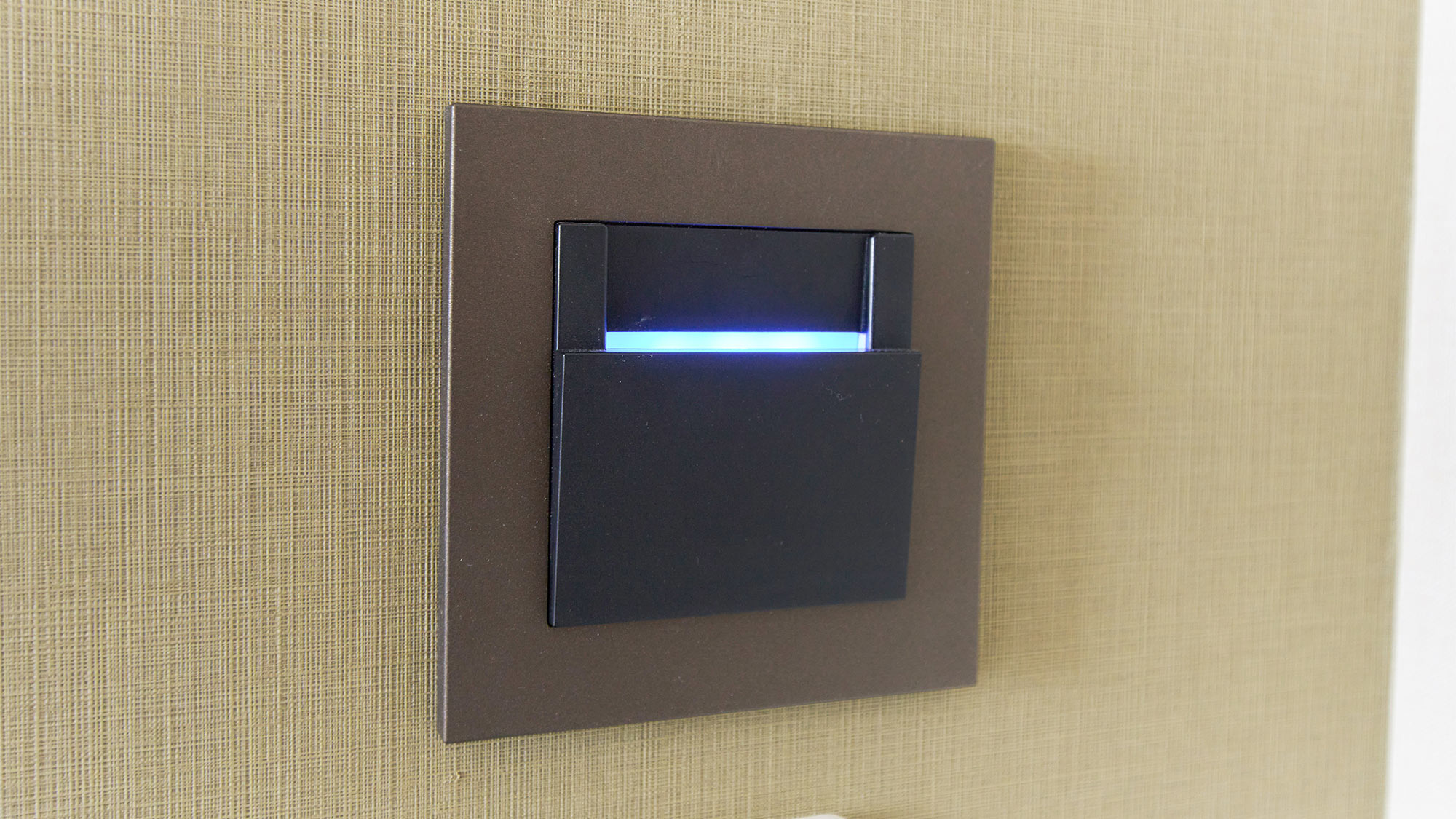 ・【部屋設備】カードキー差し込みで照明が点灯します。外出時は抜いてください