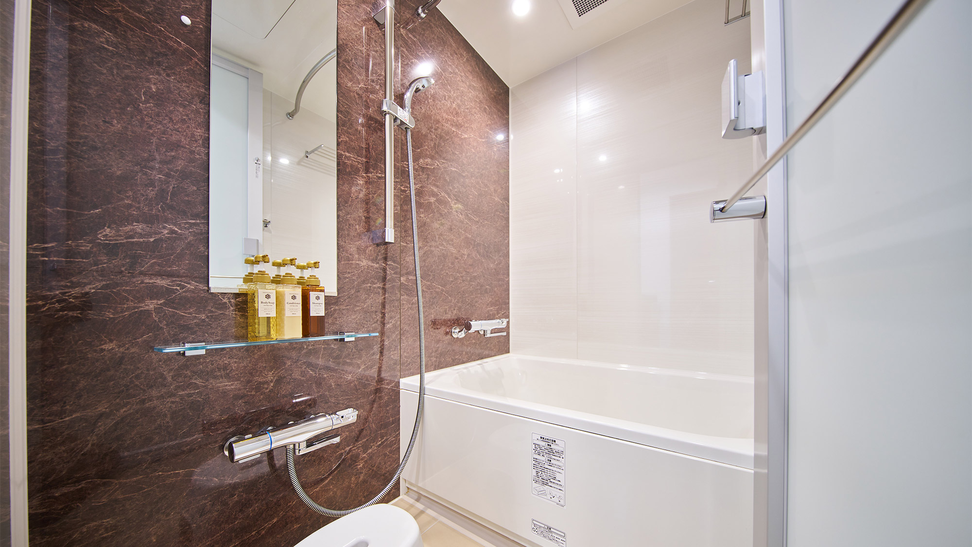 ・【シングル・ツインルーム/バス】浴槽で旅の疲れを癒してください。アメニティバーに入浴剤もございます