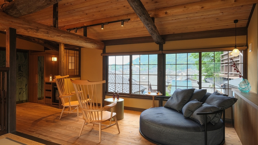 櫂KAI-■メゾネットスイート2階■この客室ならではの「デイベッド＆畳リビング」で憩いのひとときを。