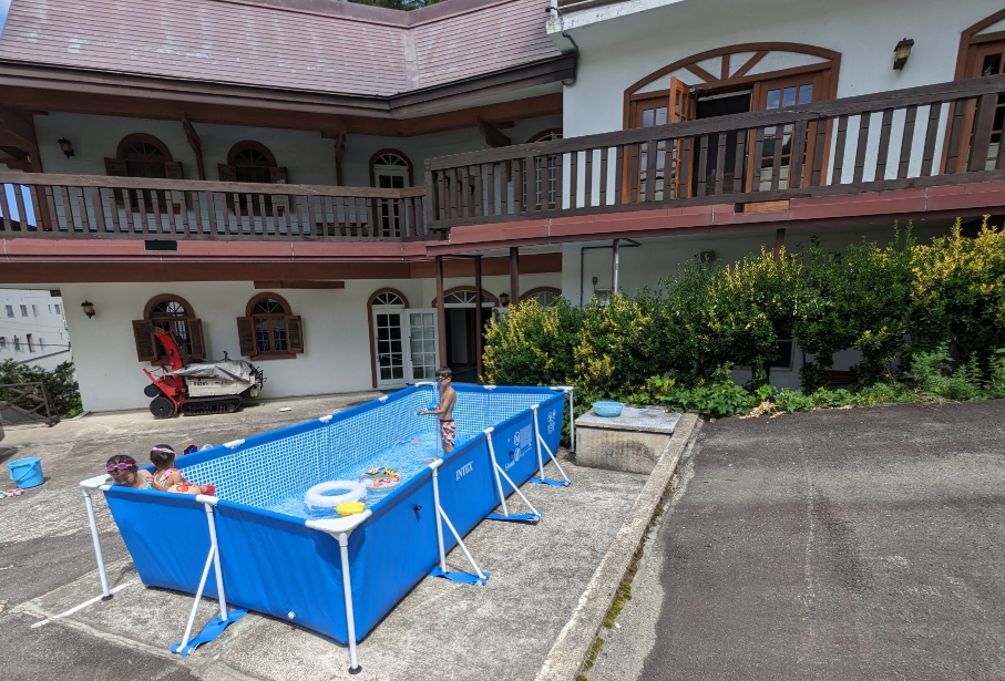 子供たちが喜ぶ夏限定のプールです