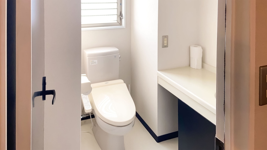・【トイレ】広々としたバスルーム。白でデザインされた清潔な空間