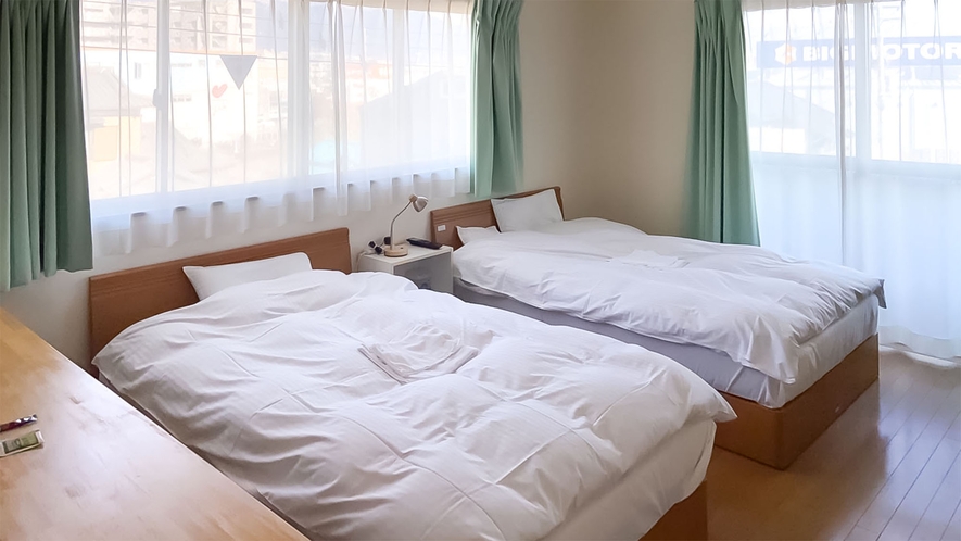 ・【客室】セミダブル2台。ふかふかなベッドで心地よく眠れます