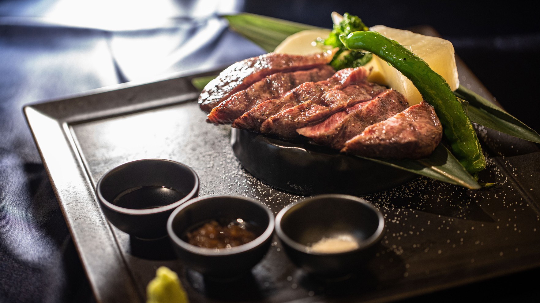 夕食【黒毛和牛ミスジステーキ　／　黒毛和牛赤身ステーキ　～山椒ソース・おろしポン酢・岩塩・山葵～】