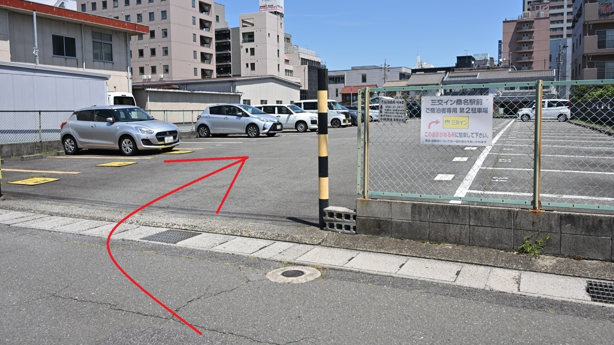 入ると右側に三交イン桑名駅前のマークが18台分あります。マークのある個所に駐車してください