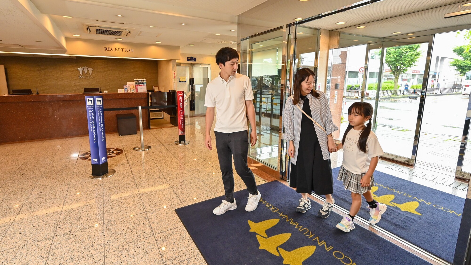 明るい広いエントランスで皆様をお出迎えいたします