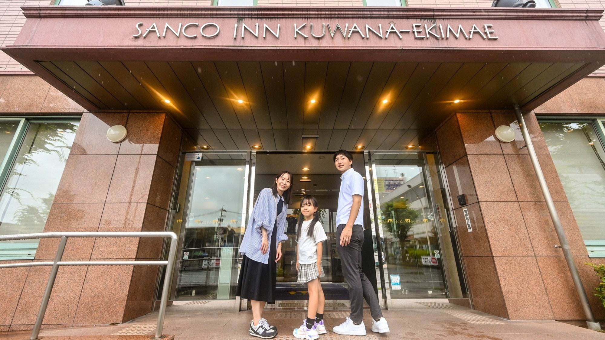 桑名駅東口から徒歩1分です！