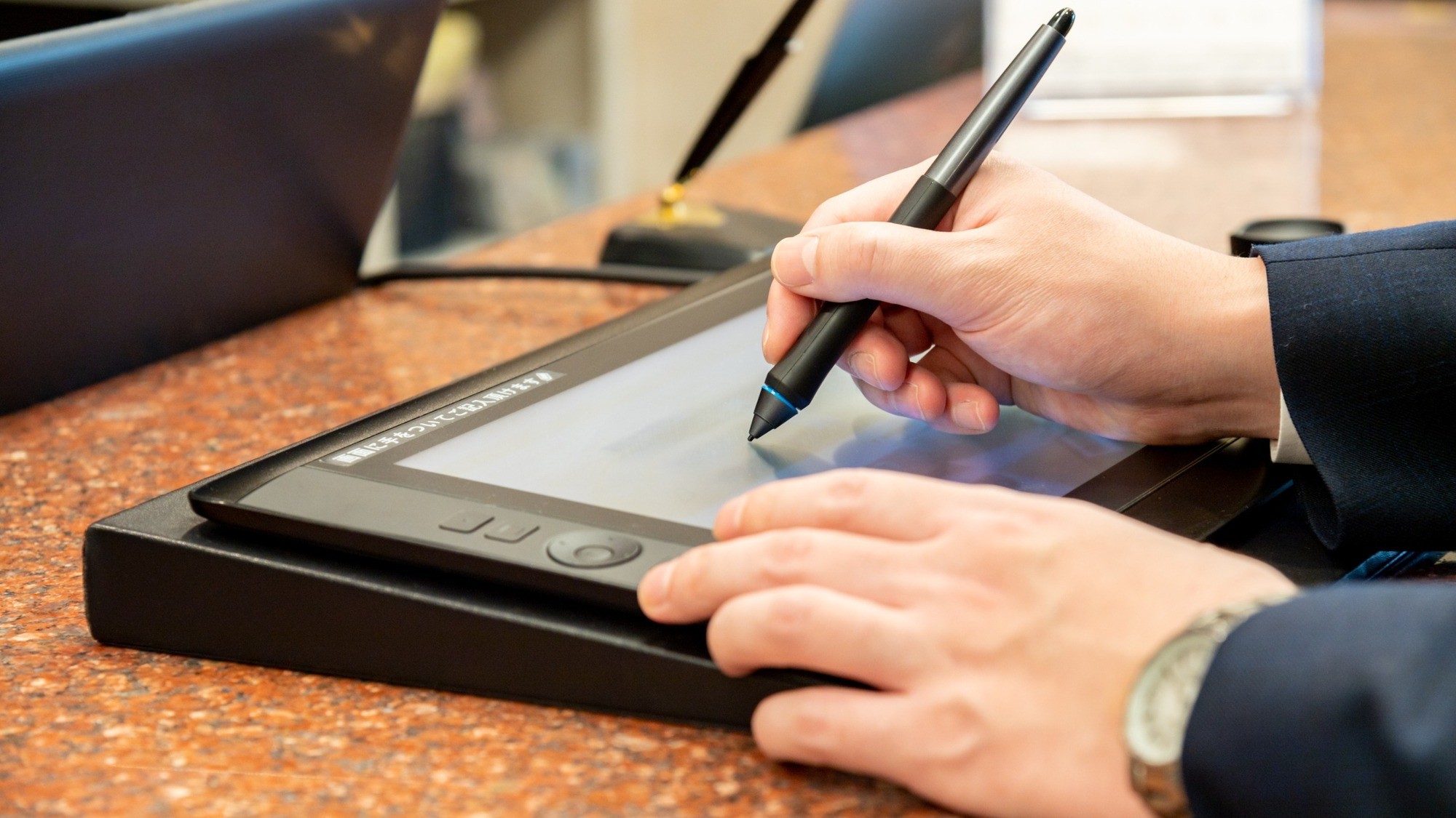 電子タブレットで簡単にご記入いただけます