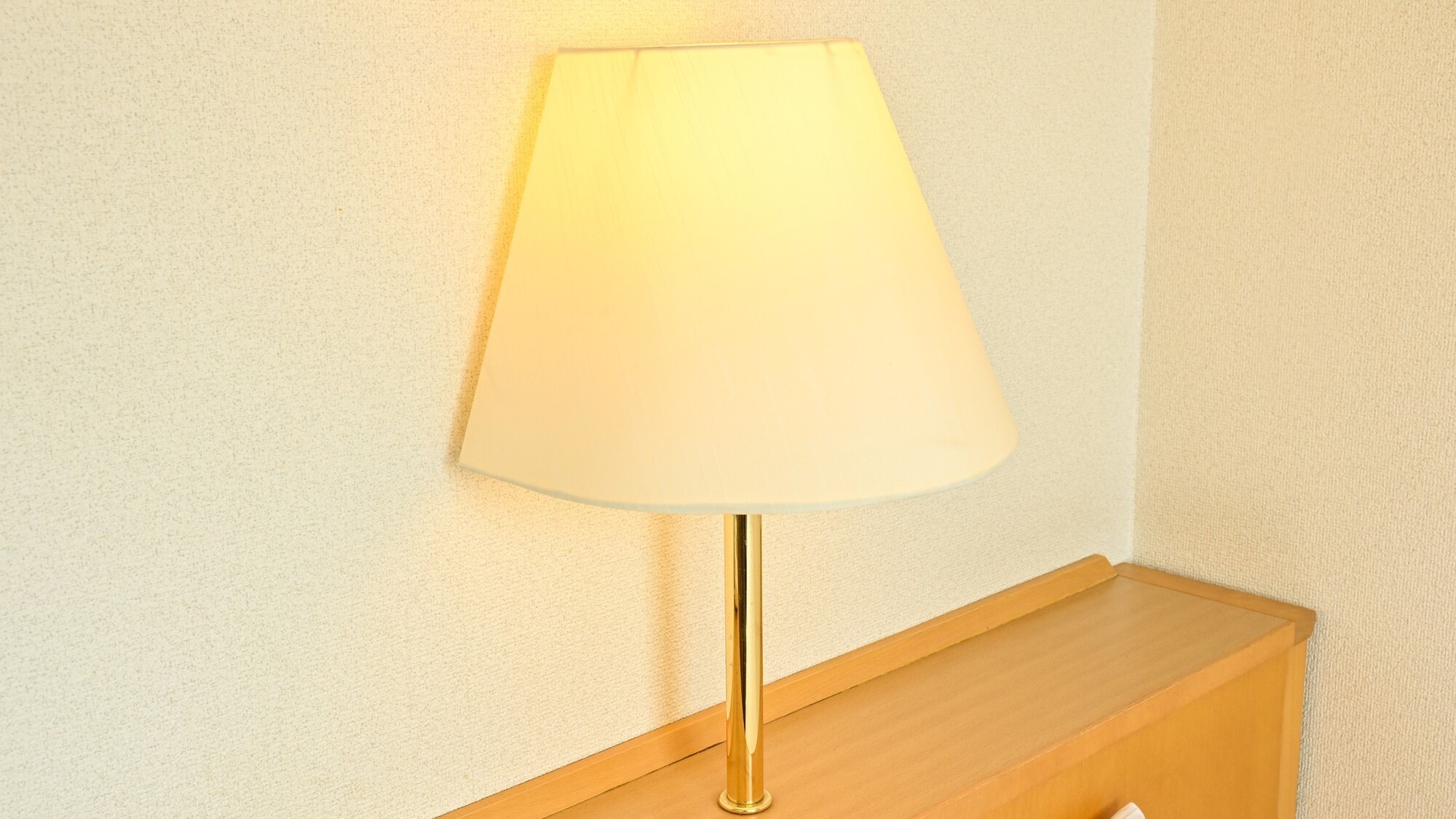 ベッドボートに備え付けの電気スタンドです