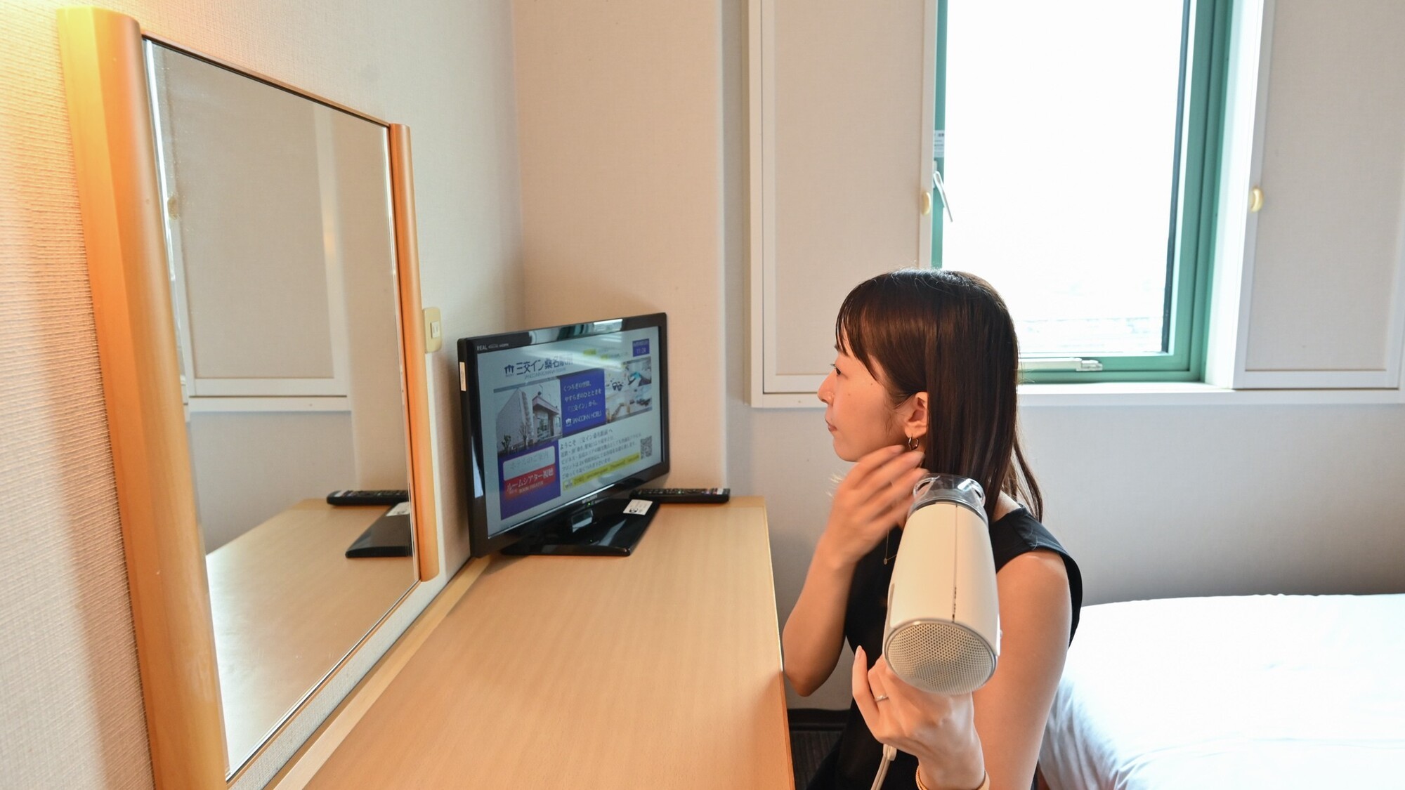 デスク前には大きな鏡があってとても便利