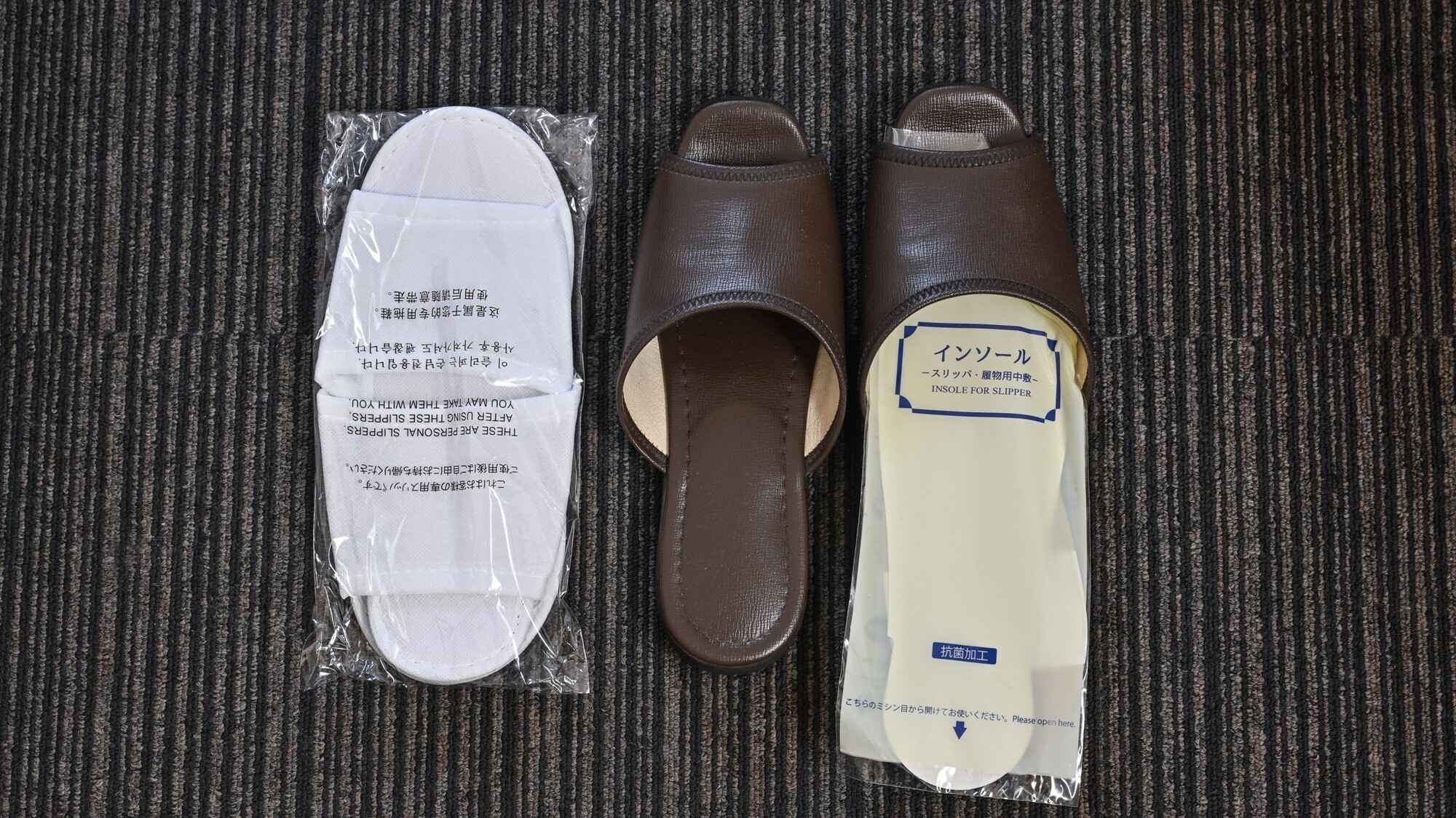 使い捨てスリッパとスリッパ（中敷き）をご用意しています
