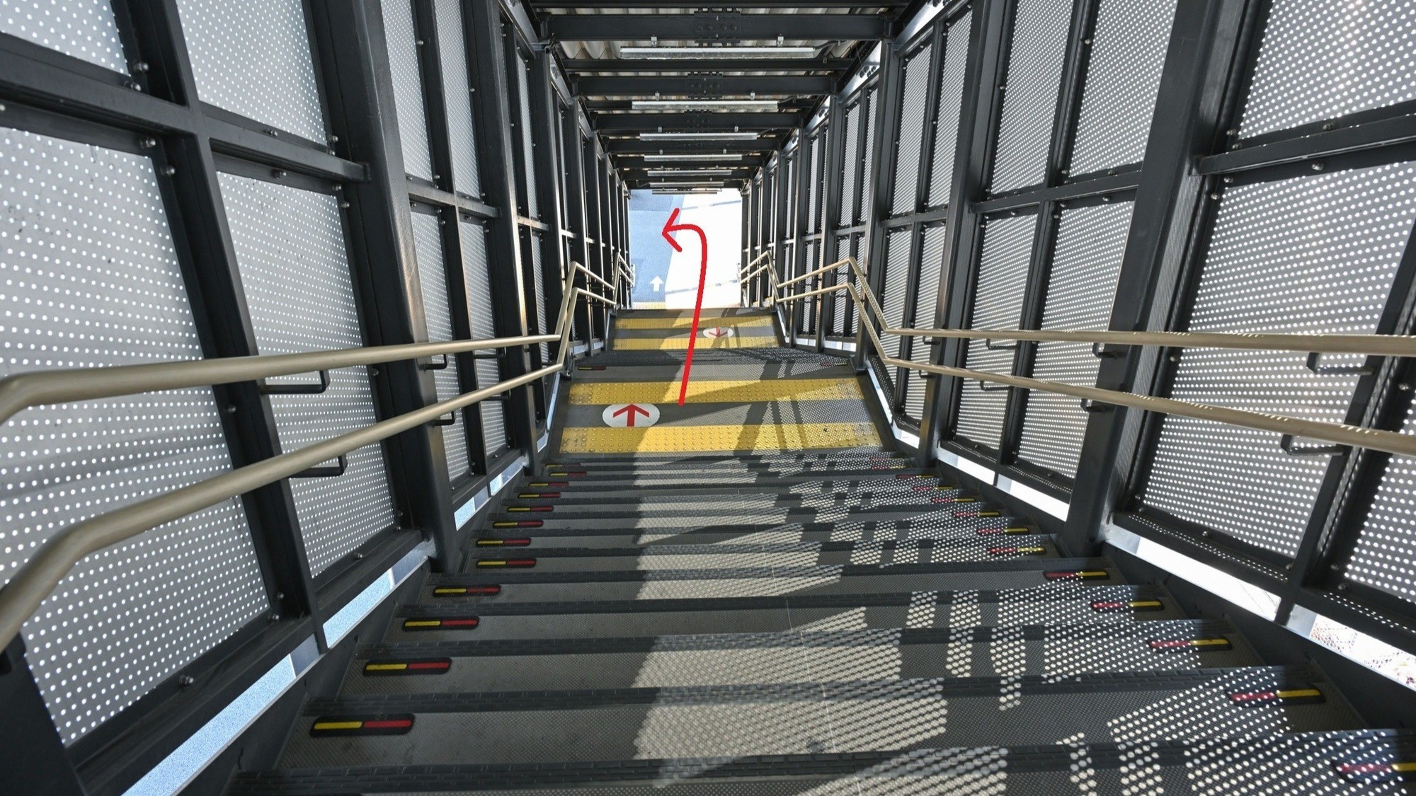 階段を降りたらすぐ左に向かいます