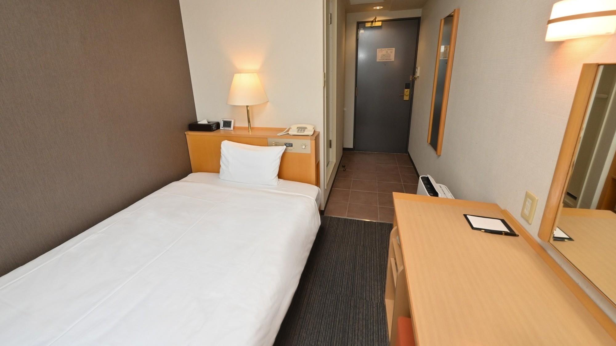 【禁煙シングルルーム（1～2名）】：セミダブルベッド（123㎝幅）