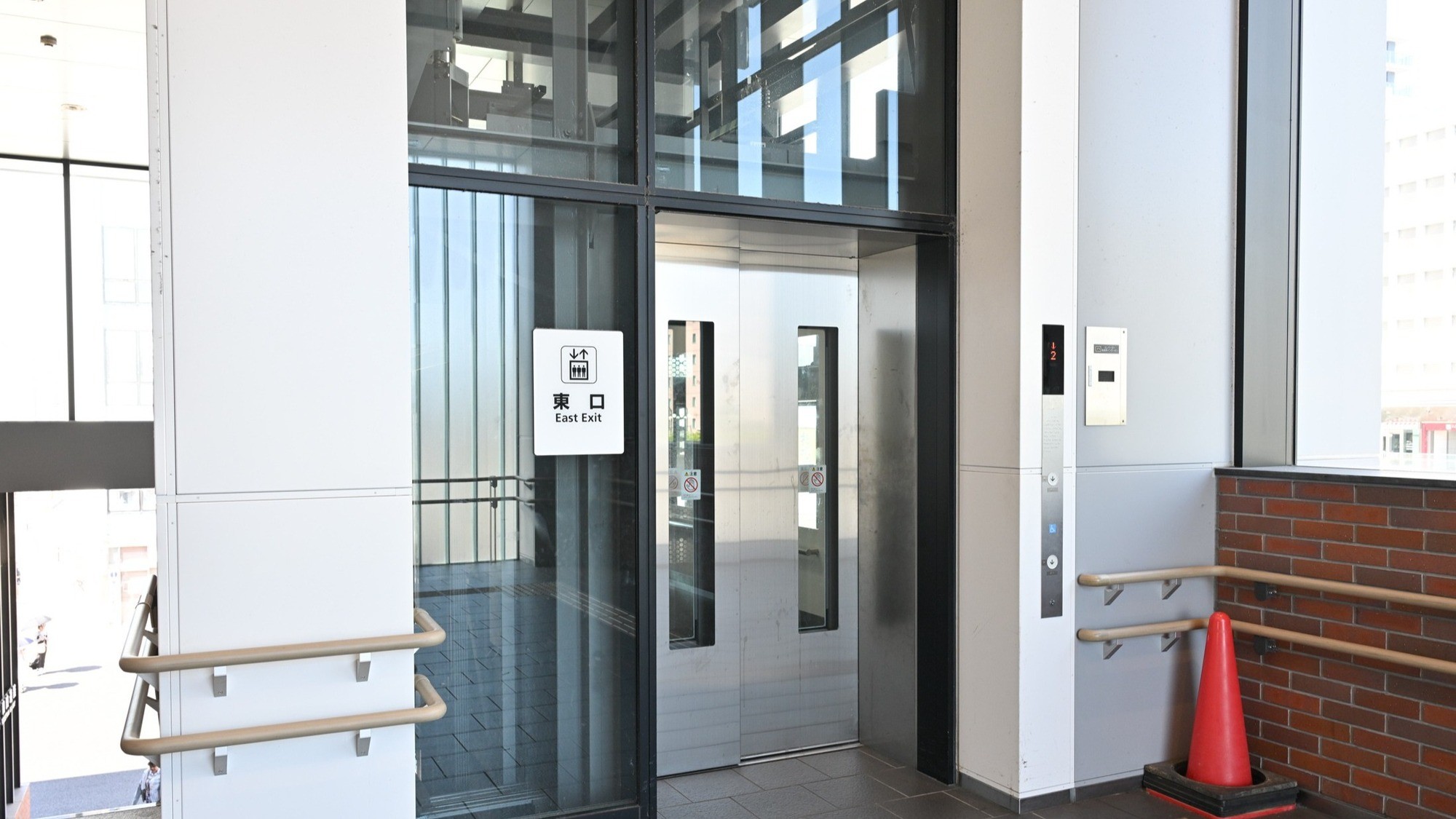 エレベーターを使って地上に降りることもできます