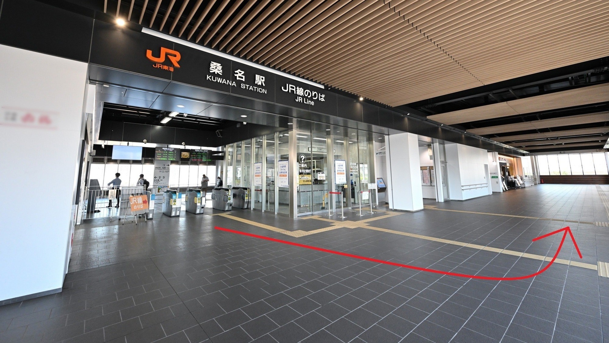 JR改札口を出て左に進むと東出口があります