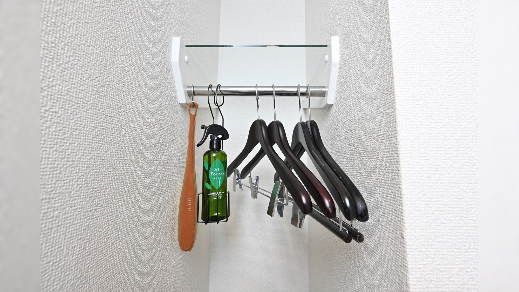 ラックの上に棚があるのでお荷物を置くこともできます