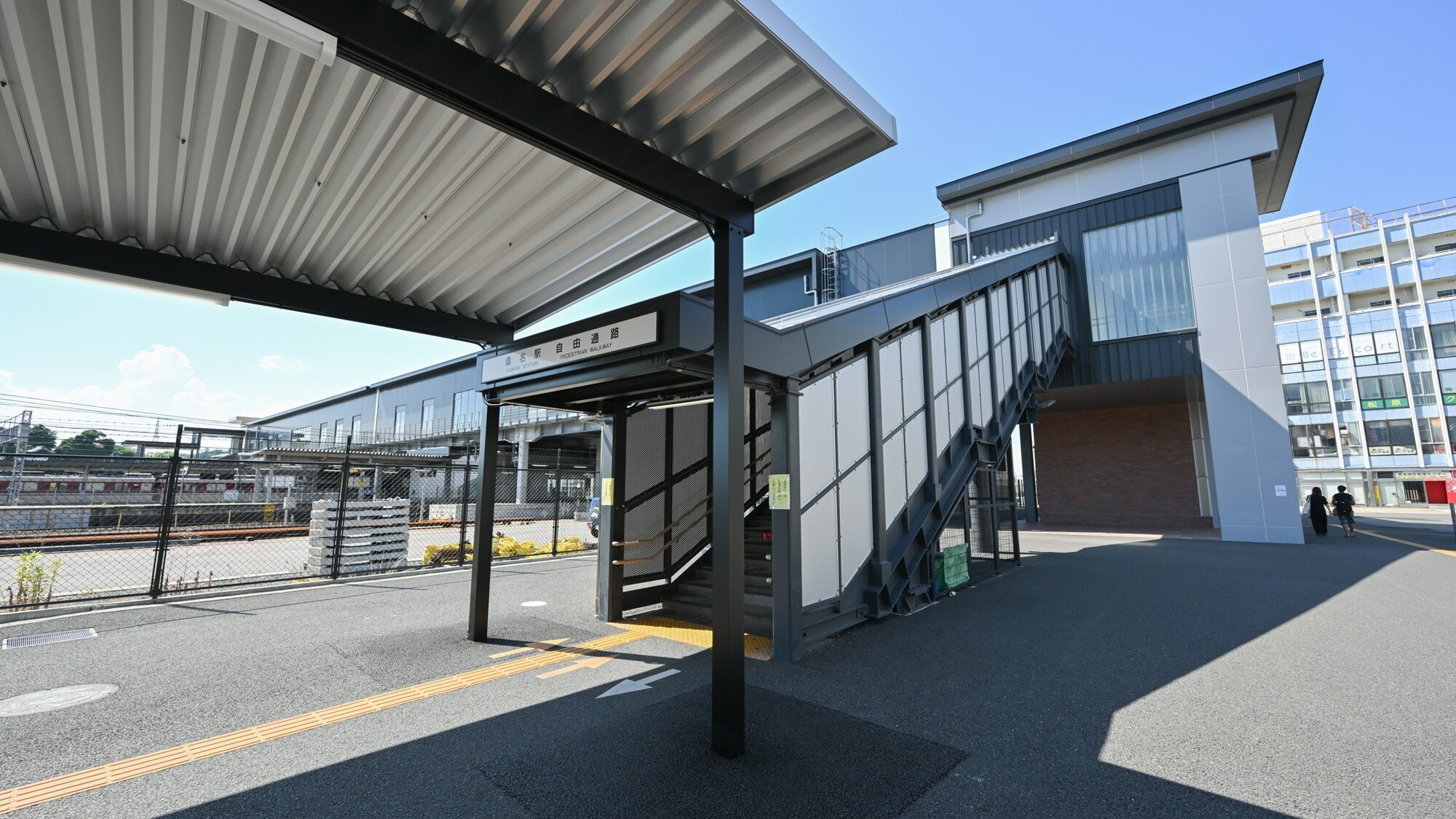 近鉄・JR桑名駅の改札に向かう時に利用します