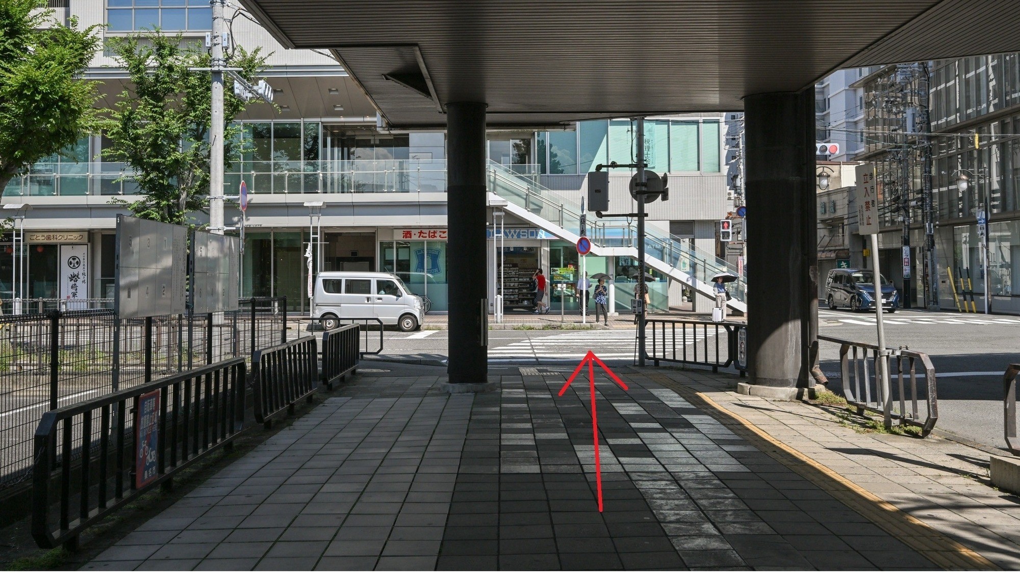 まっすぐ進むとローソンが見えます